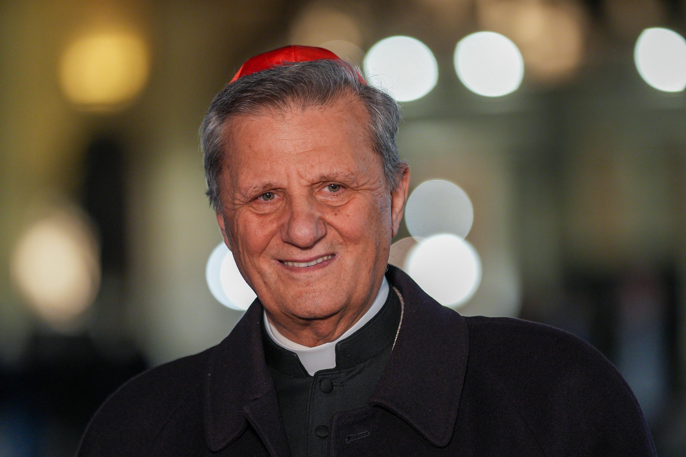El cardenal Mario Grech participa en una entrevista con los medios de comunicación el 15 de marzo de 2025, en la Plaza de San Pedro de la Ciudad del Vaticano. | Fuente: Getty Images