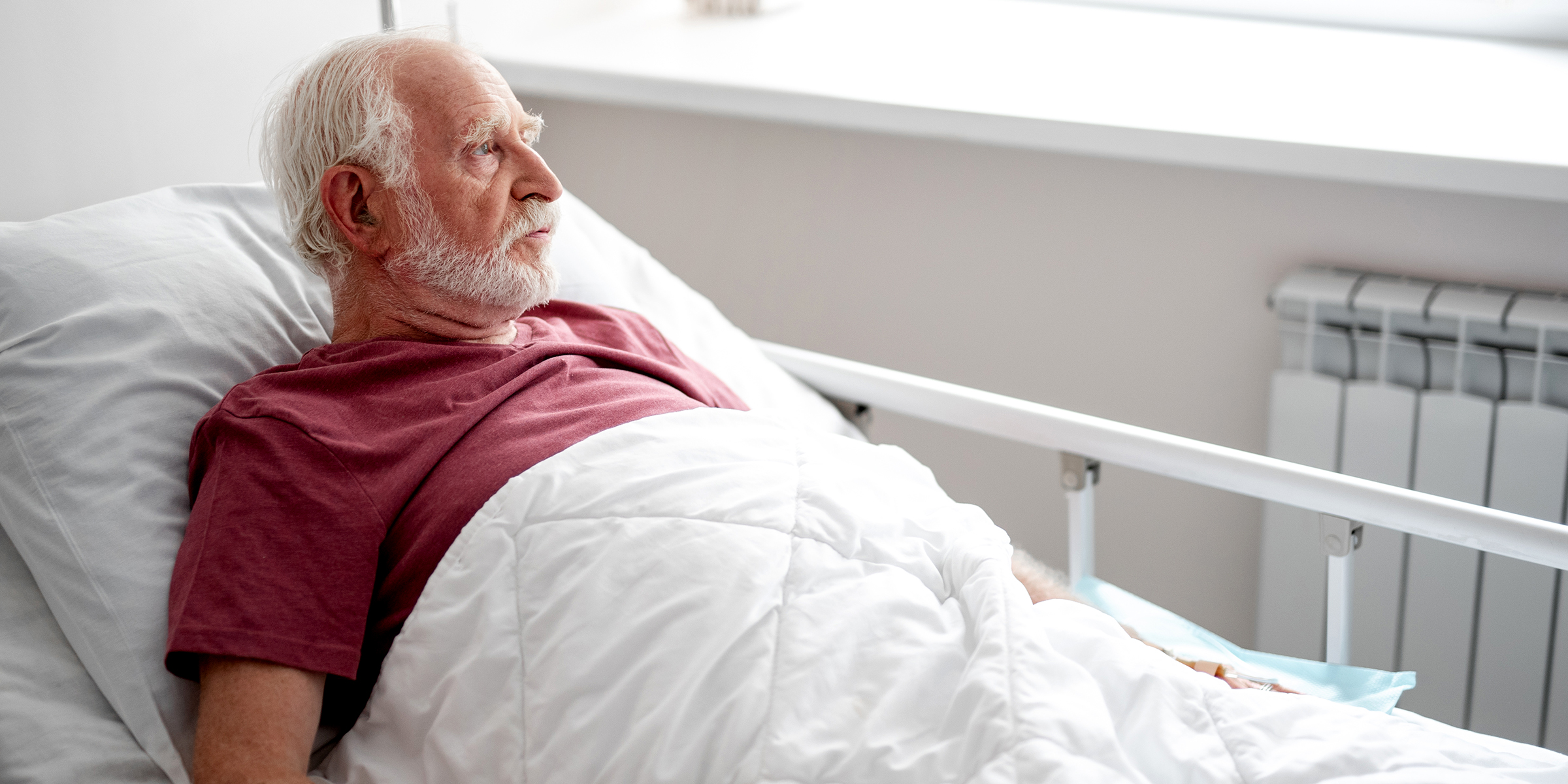 Un anciano en un hospital | Fuente: Shutterstock