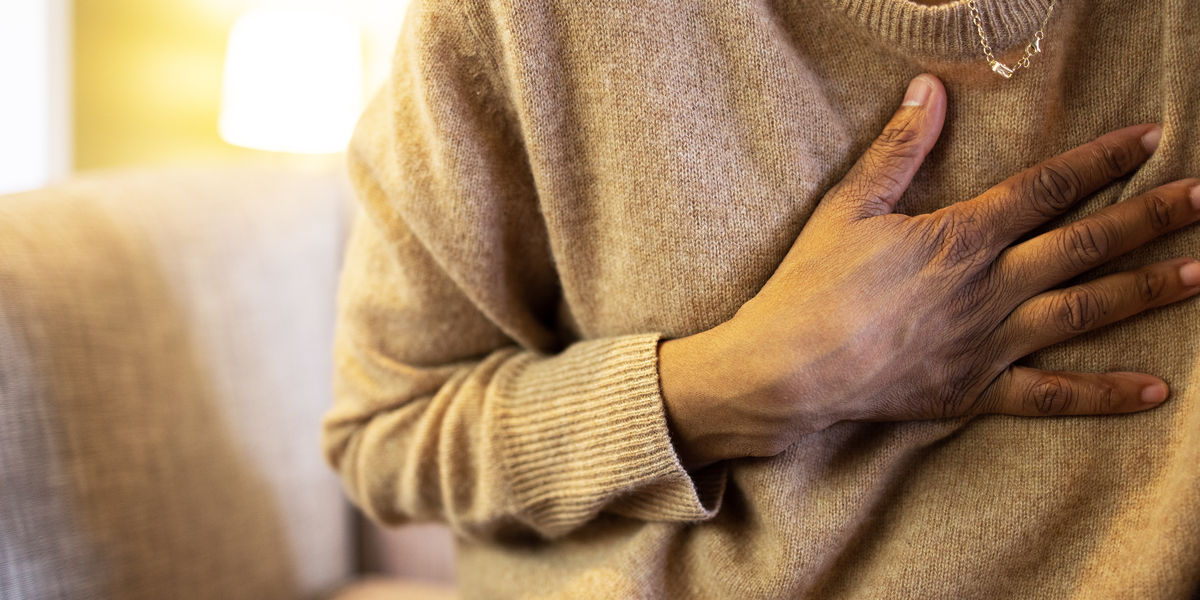Una persona con una mano en el pecho | Getty Images