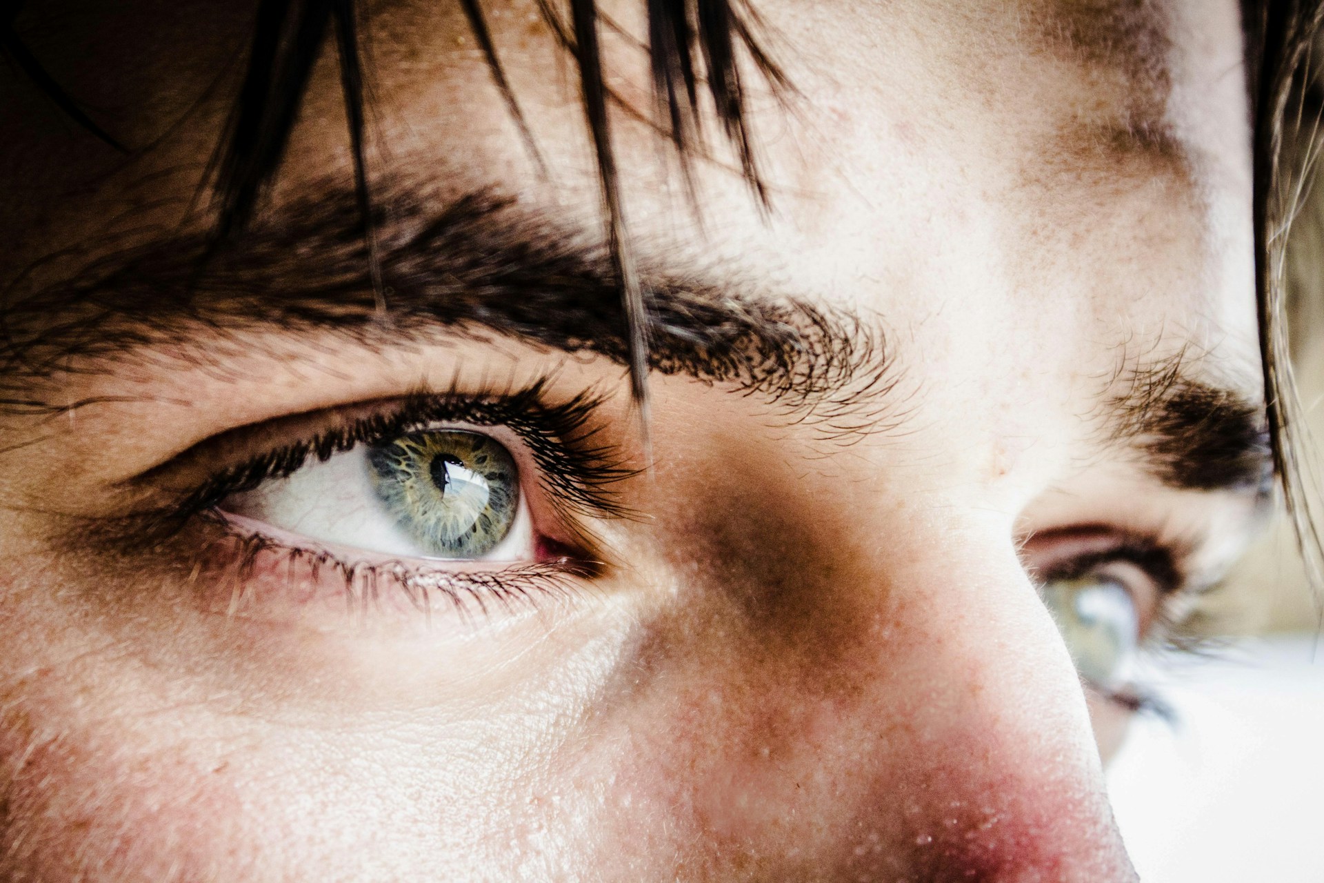 Los ojos de un hombre llenos de derrota y tristeza | Fuente: Unsplash