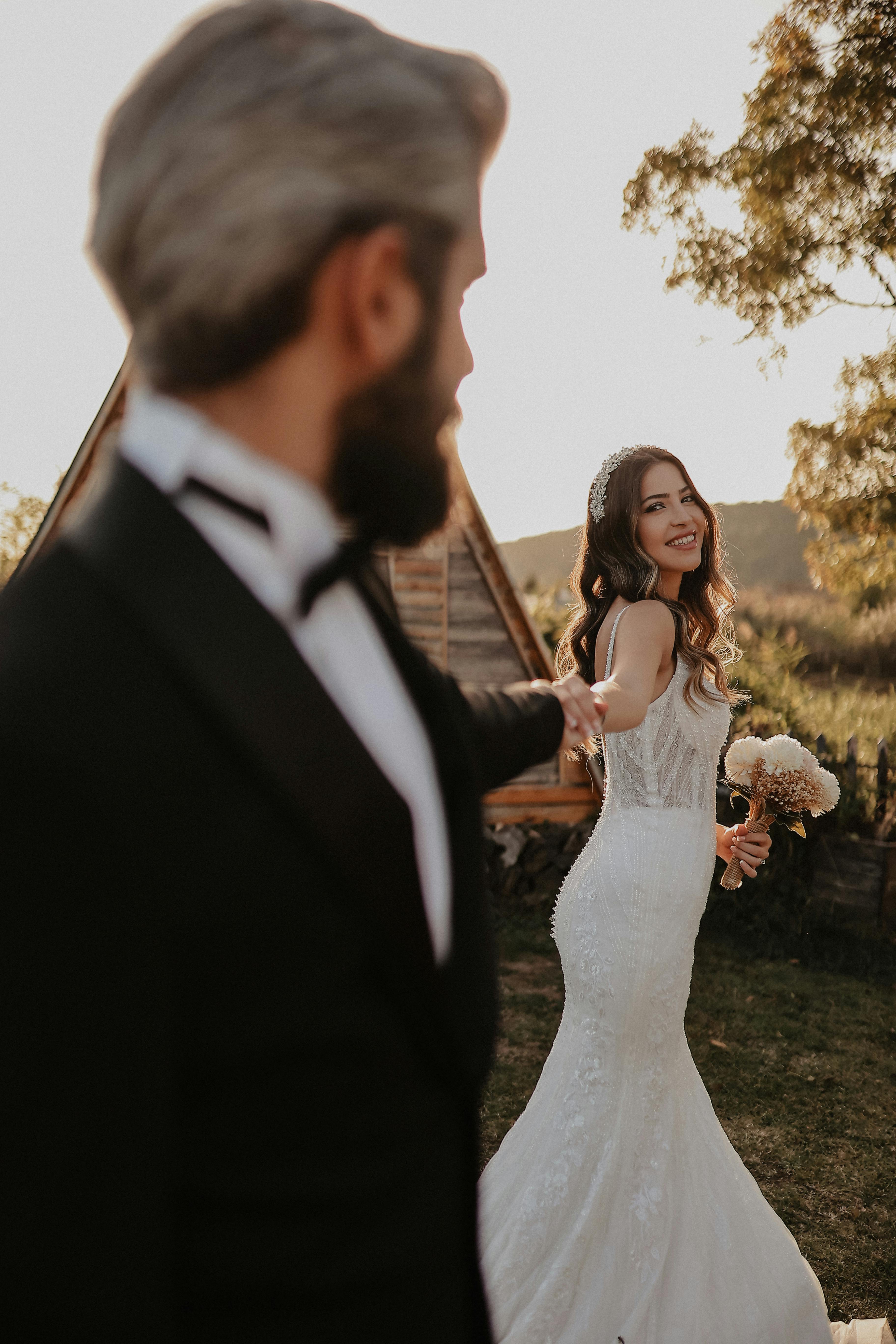 Una pareja de novios posando al atardecer | Fuente: Pexels