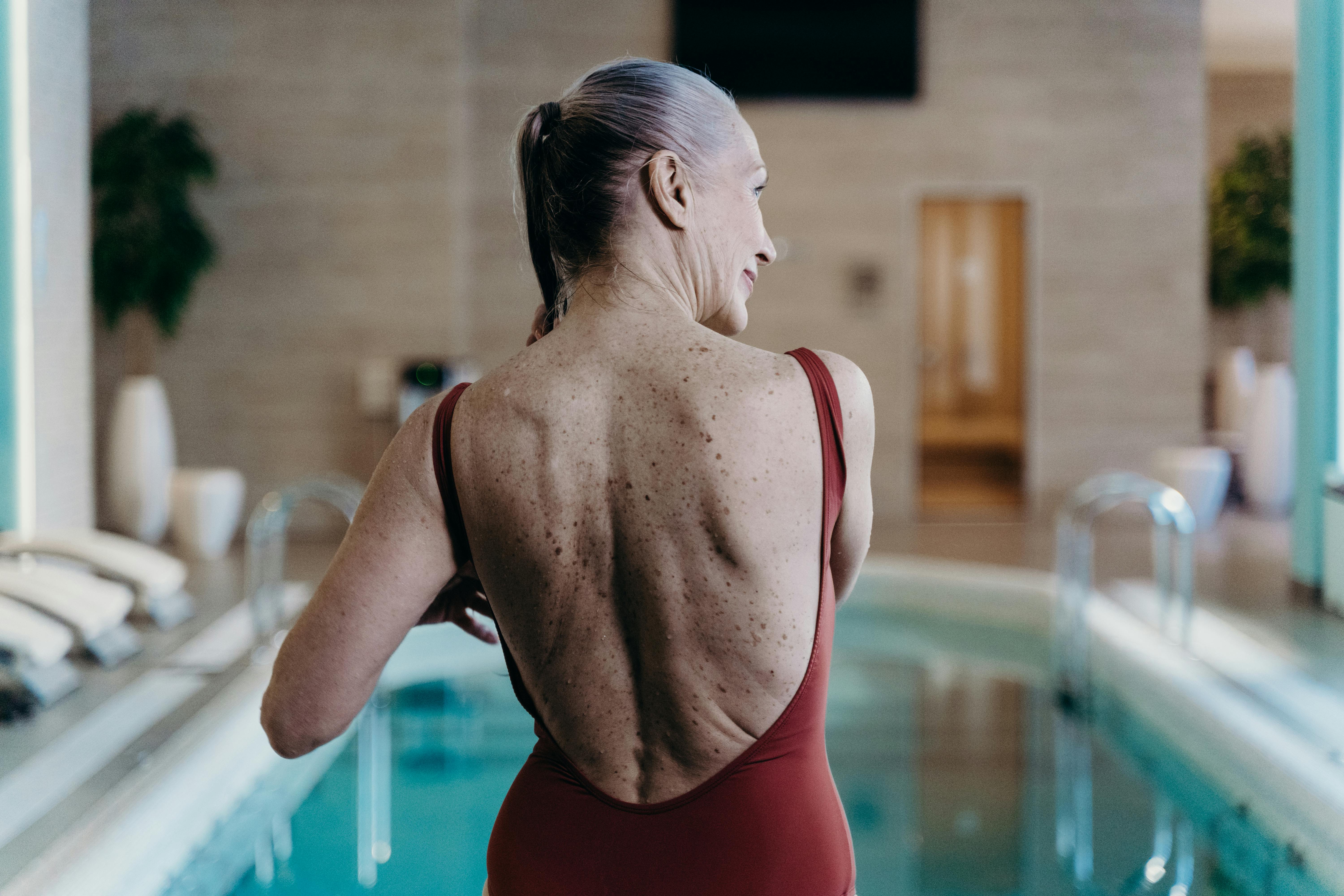 Una mujer mayor en bañador | Fuente: Pexels
