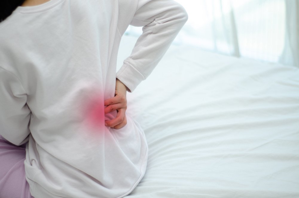 Mujer con intenso dolor de cadera. Fuente: Shutterstock