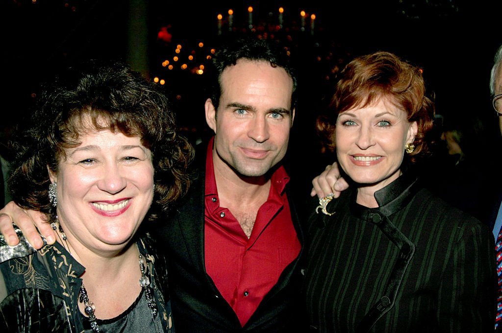 Jason Patric con Margo Martindale y Linda Miller en Broadway el 02 de noviembre de 2003. | Foto: Getty Images