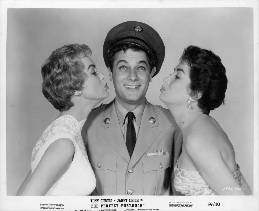 Tony Curtis anticipa los besos de Janet Leigh y Linda Cristal en el retrato publicitario de la película 'The Perfect Furlough', 1958. | Foto: Getty Images