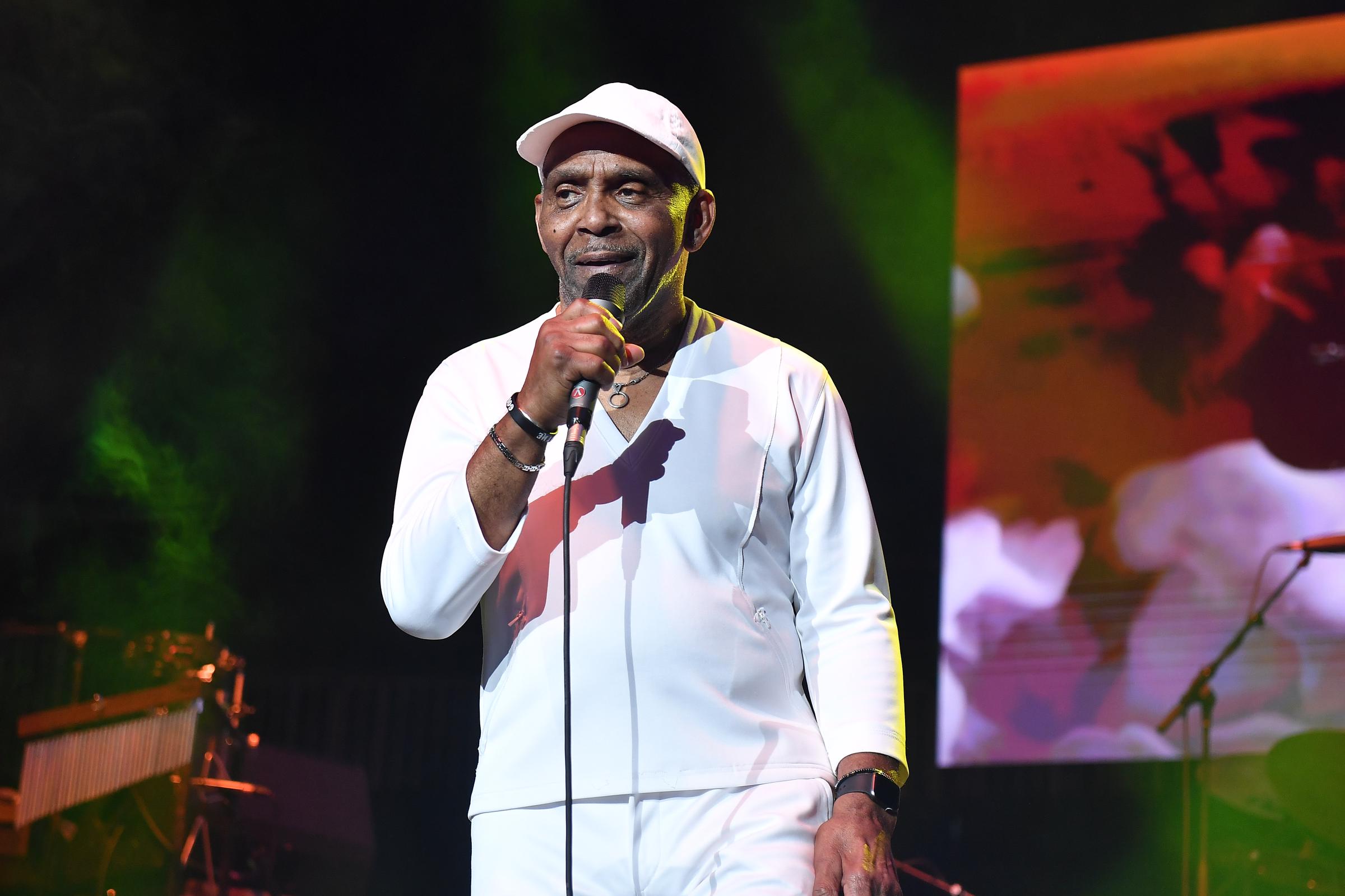 Frankie Beverly de Maze actúa en el escenario durante la gira de despedida de Frankie Beverly y Maze en Atlanta, Georgia, el 22 de marzo de 2024 | Fuente: Getty Images