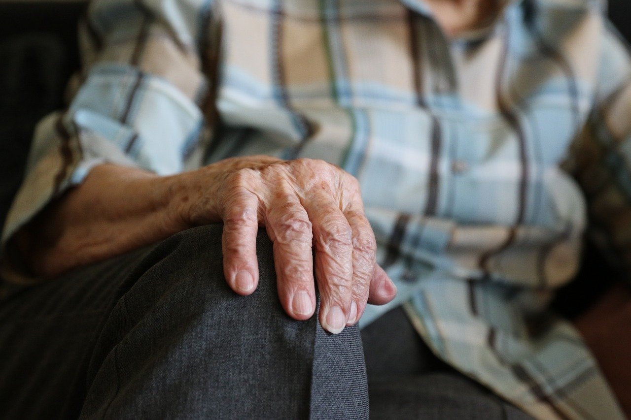 Mano y rodilla de un anciano. | Foto: Pixabay