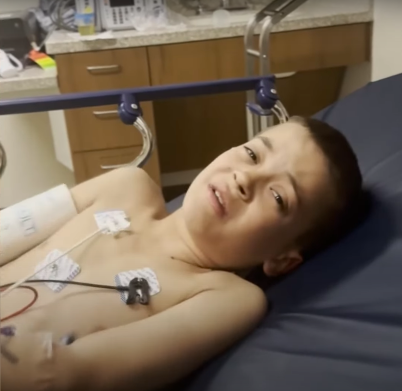 Liam Dahlberg retorciéndose de dolor desde una cama de hospital. | Fuente: YouTube/WTHR