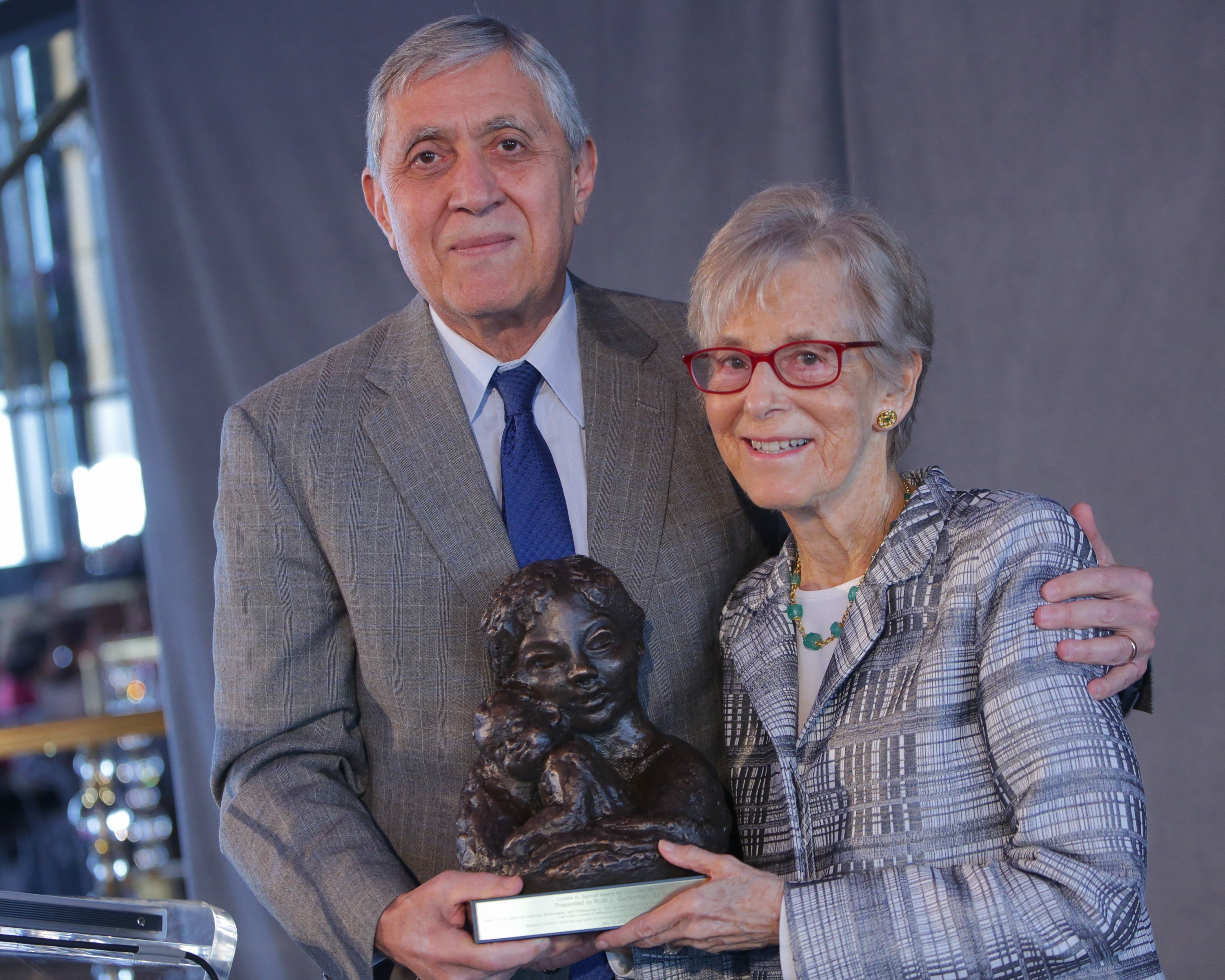 Allen M. Spiegel y Ruth Gottesman en el Almuerzo Spirit of Achievement el 17 de mayo de 2016 en Nueva York | Fuente: Getty Images