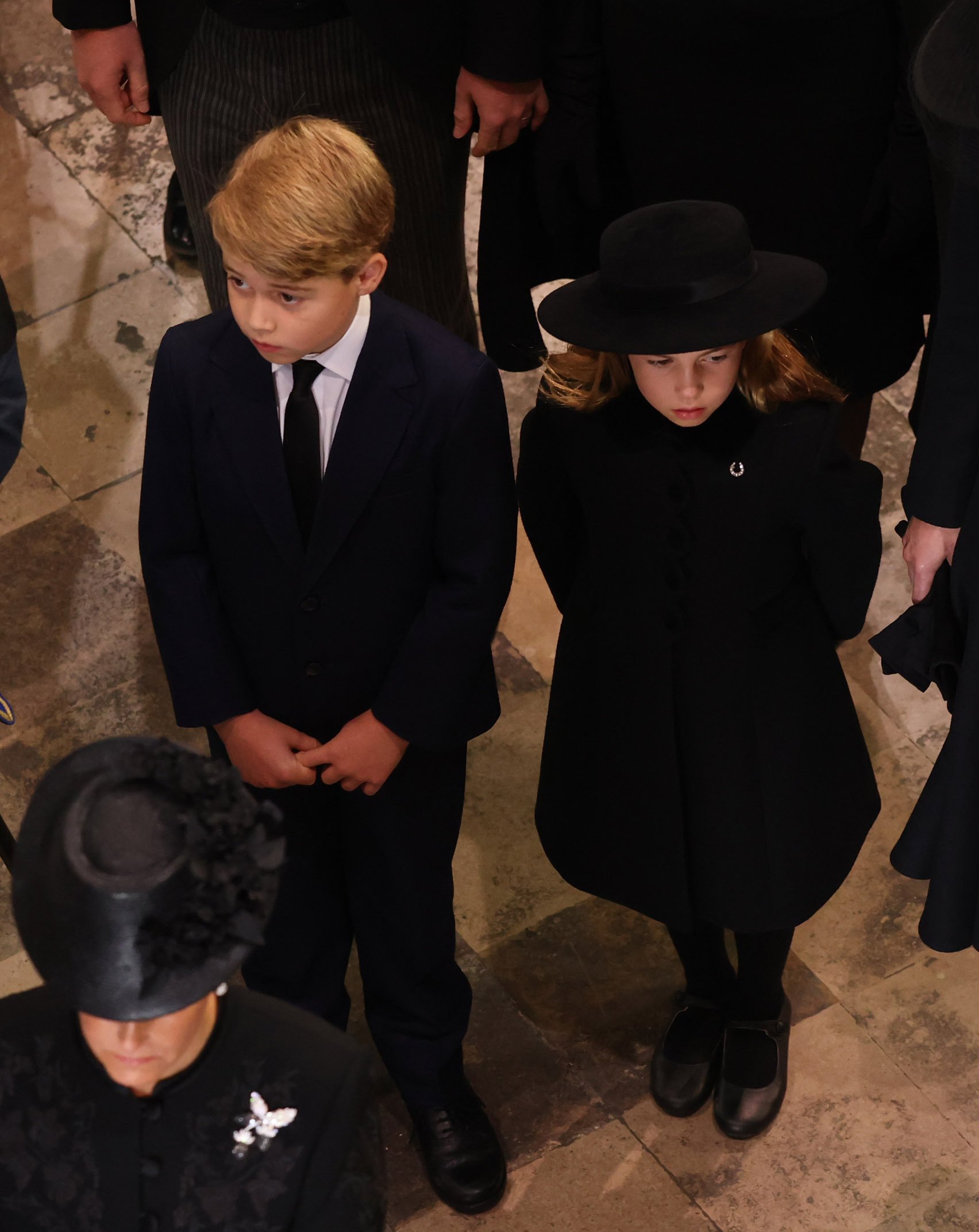 El príncipe George y la princesa Charlotte llegan al funeral de estado de Elizabeth II en la Abadía de Westminster, el 19 de septiembre de 2022 en Londres, Inglaterra | Foto: Getty Images