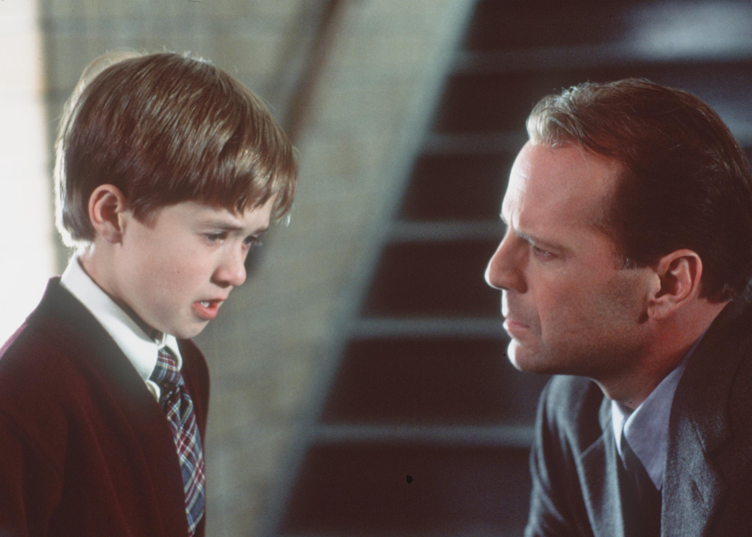 El niño prodigio y Bruce Willis en el plató de "The Sixth Sense", 1999 | Fuente: Getty Image
