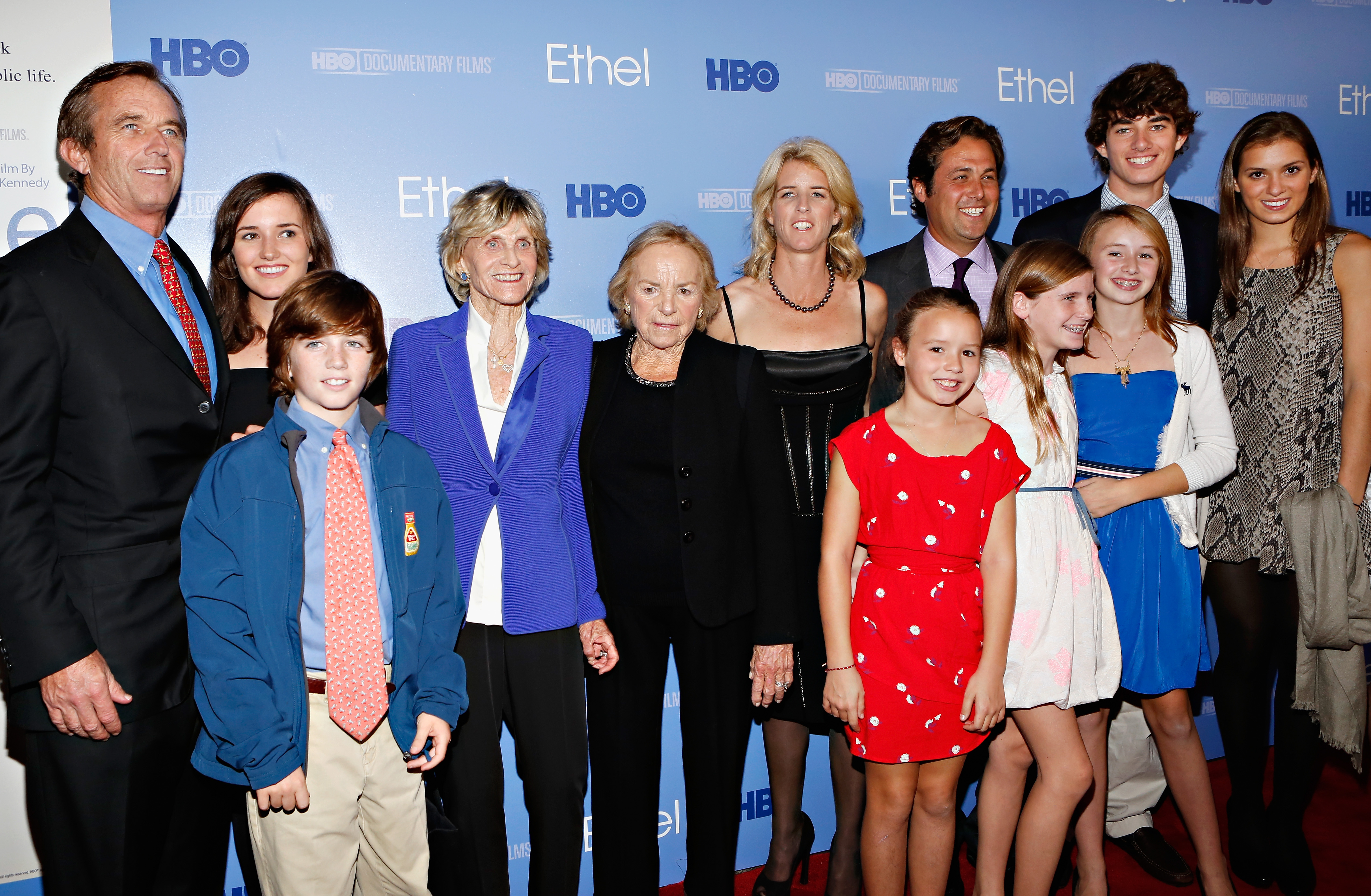 Ethel y Robert Kennedy Jr., Jean Kennedy-Smith, Rory Kennedy y otros miembros de la familia en el estreno de "Ethel" en Nueva York el 15 de octubre de 2012. | Fuente: Getty Images