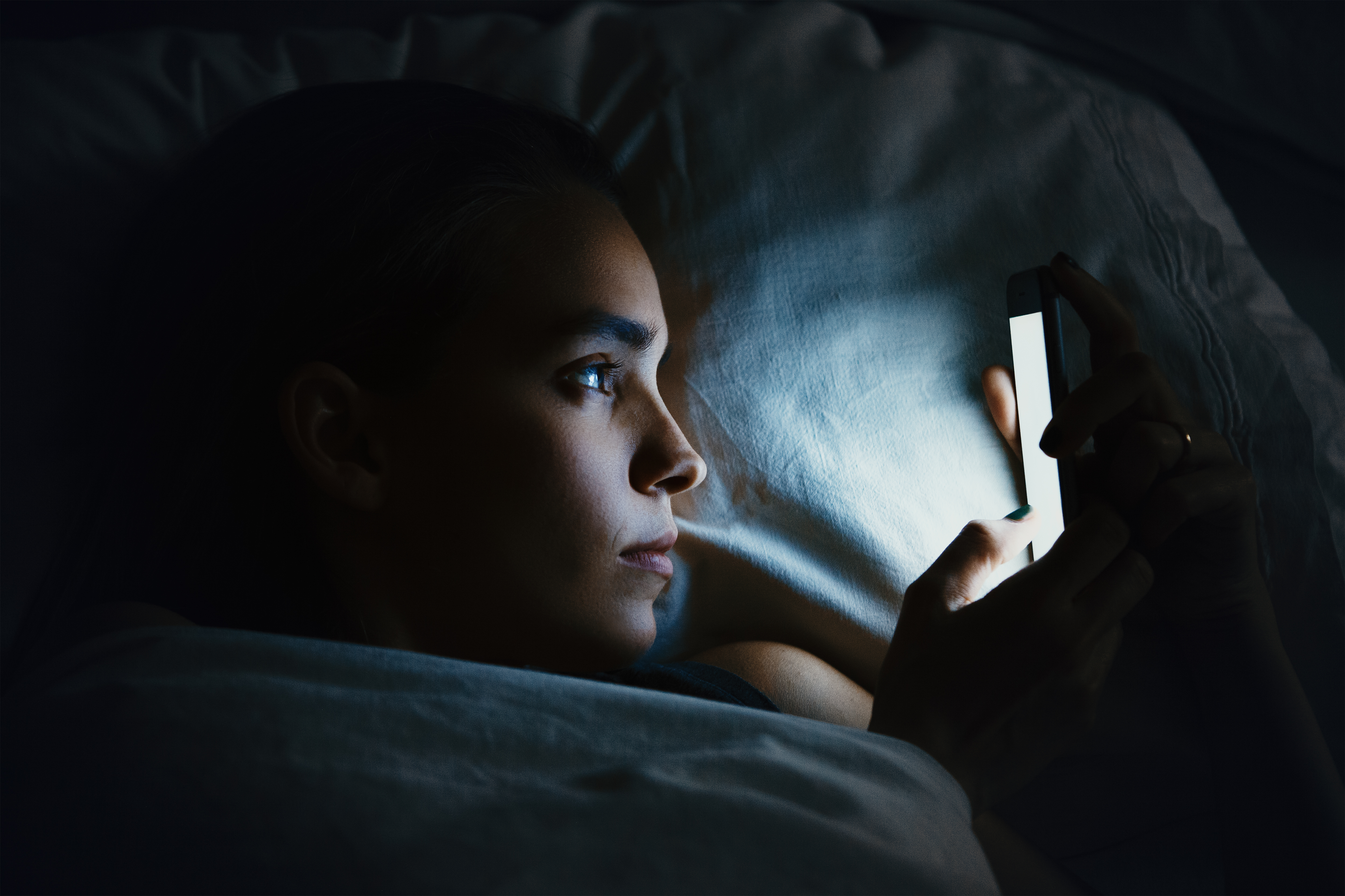 Una mujer hablando por teléfono por la noche | Foto: Shutterstock