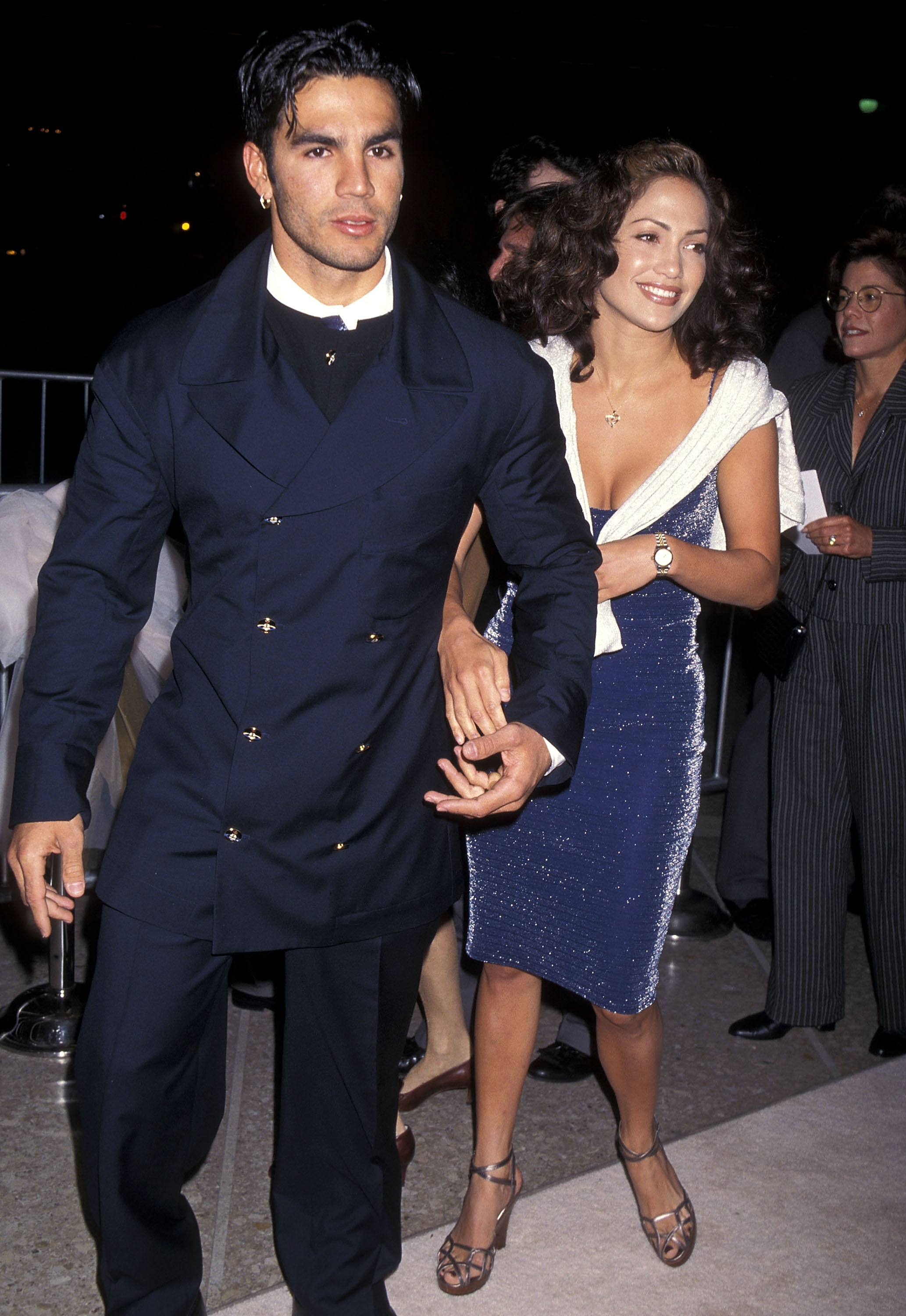 Jennifer Lopez y Ojani Noa asisten al estreno de "That Old Feeling" en Century City el 31 de marzo de 1997 en los cines Cineplex Odeon Century Plaza en Century City, California | Fuente: Getty Images