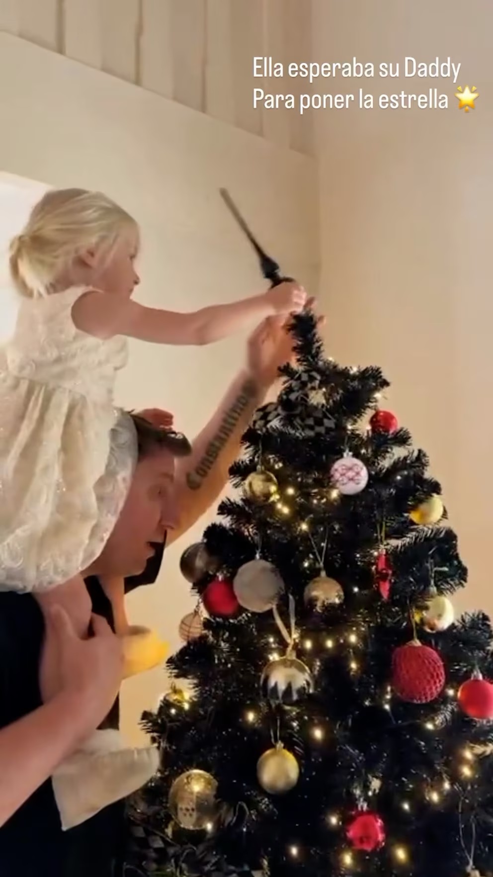Maxi López colocando la estrella sobre el árbol de Navidad con su hija Elle sobre sus hombros | Fuente: Instagram Stories/officialmaxilopez
