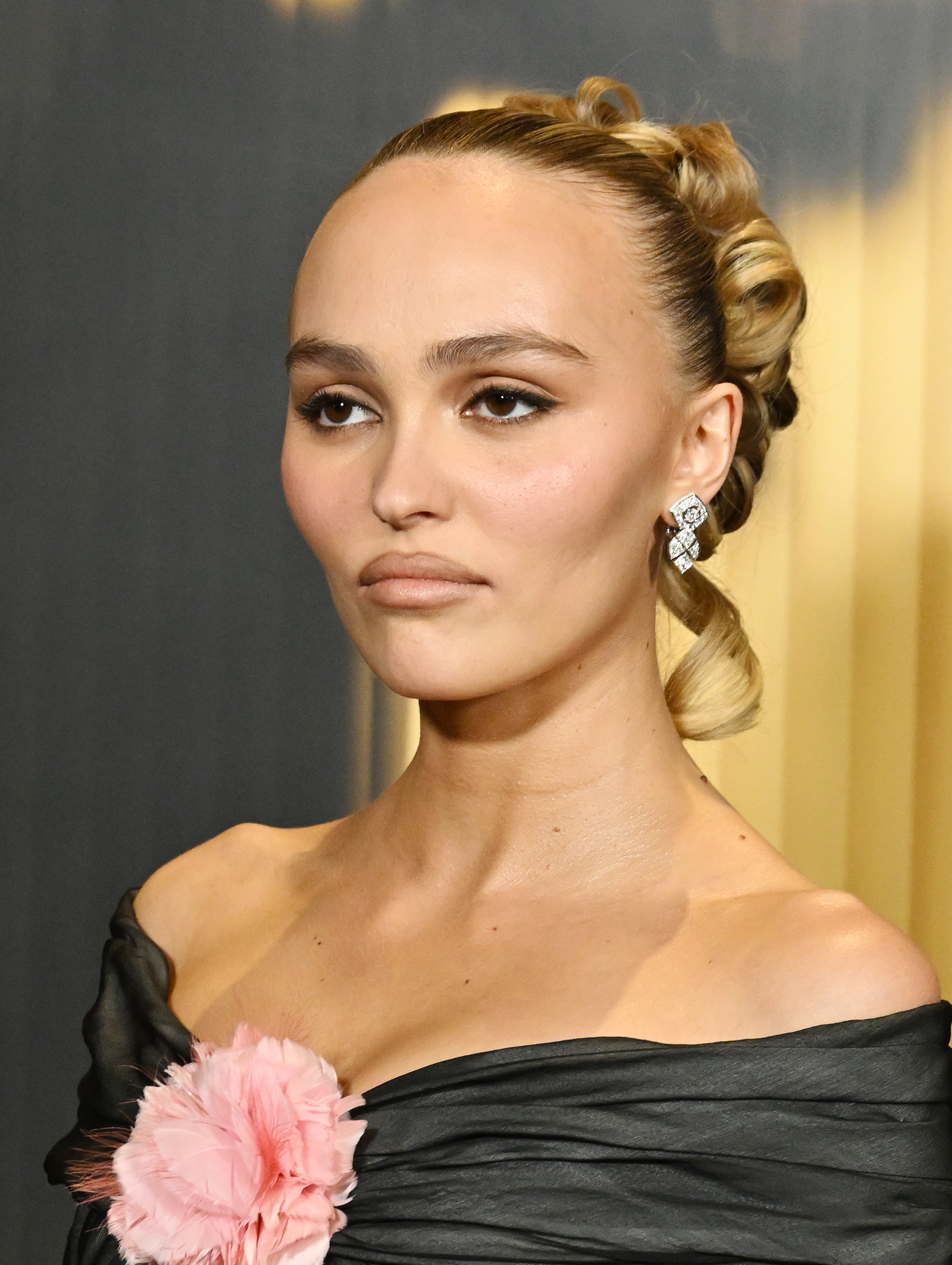 Lily-Rose Depp asiste a la 15ª edición de los Governors Awards el 17 de noviembre de 2024, en Los Ángeles, California. | Fuente: Getty Images