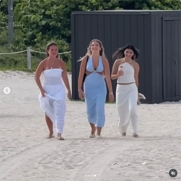 Aitana Paladini junto a sus amigas durante la celebración de su cumpleaños número 17 en una playa de Miami | Fuente: Instagram/rocioguiraodiaz
