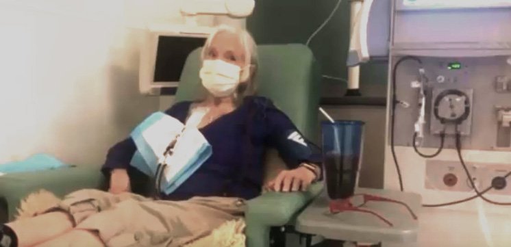 Linda Woolley en el hospital de la Universidad de Colorado. Fuente: YouTube / The News Girl