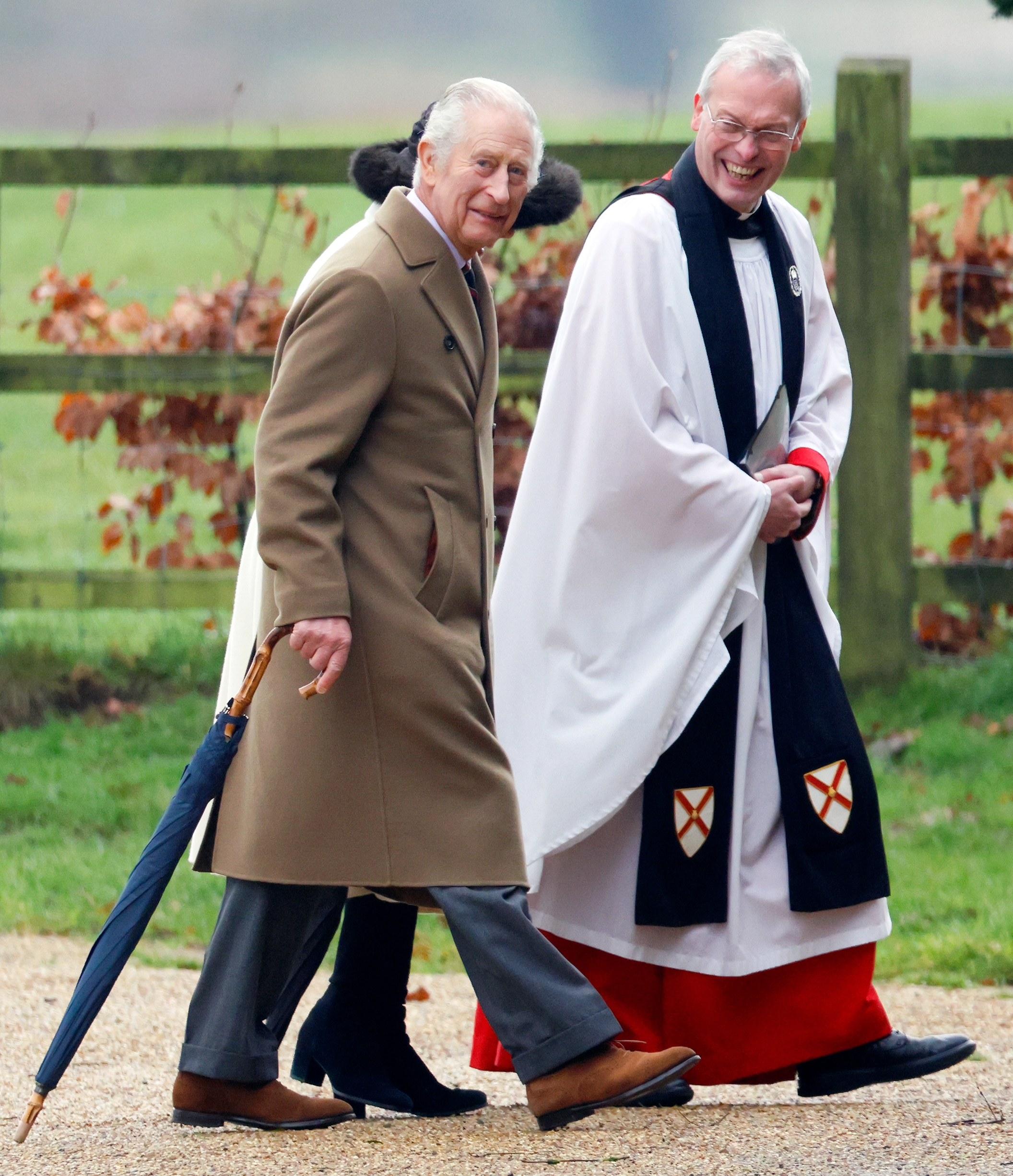 El rey Charles III y la reina Camilla asisten al servicio dominical en la iglesia de Santa María Magdalena de Sandringham el 11 de febrero de 2024 | Fuente: Getty Images