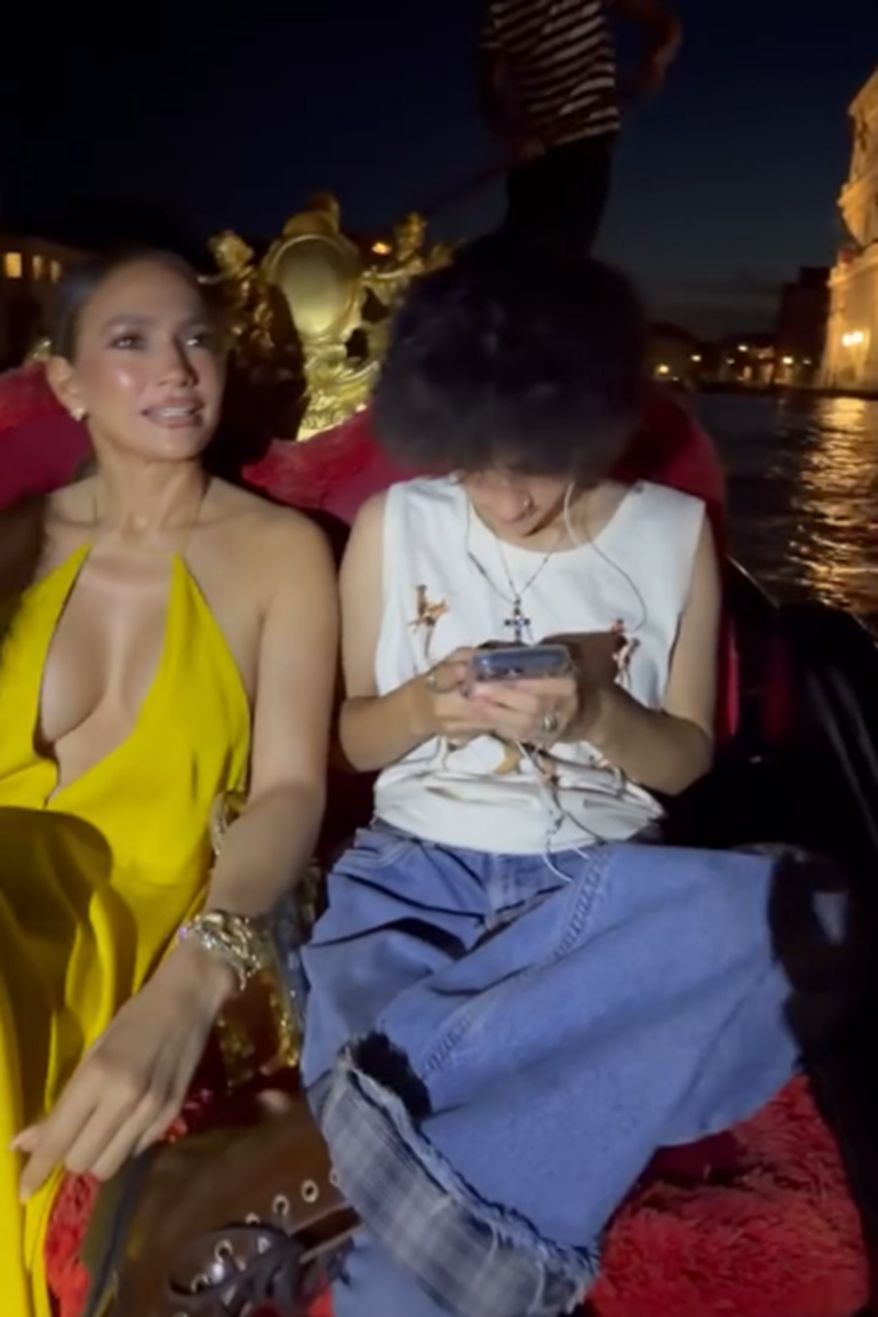 Emme, quien se hace llamar Oskar, junto a Jennifer Lopez durante su viaje por Italia | Fuente: Instagram/jlo