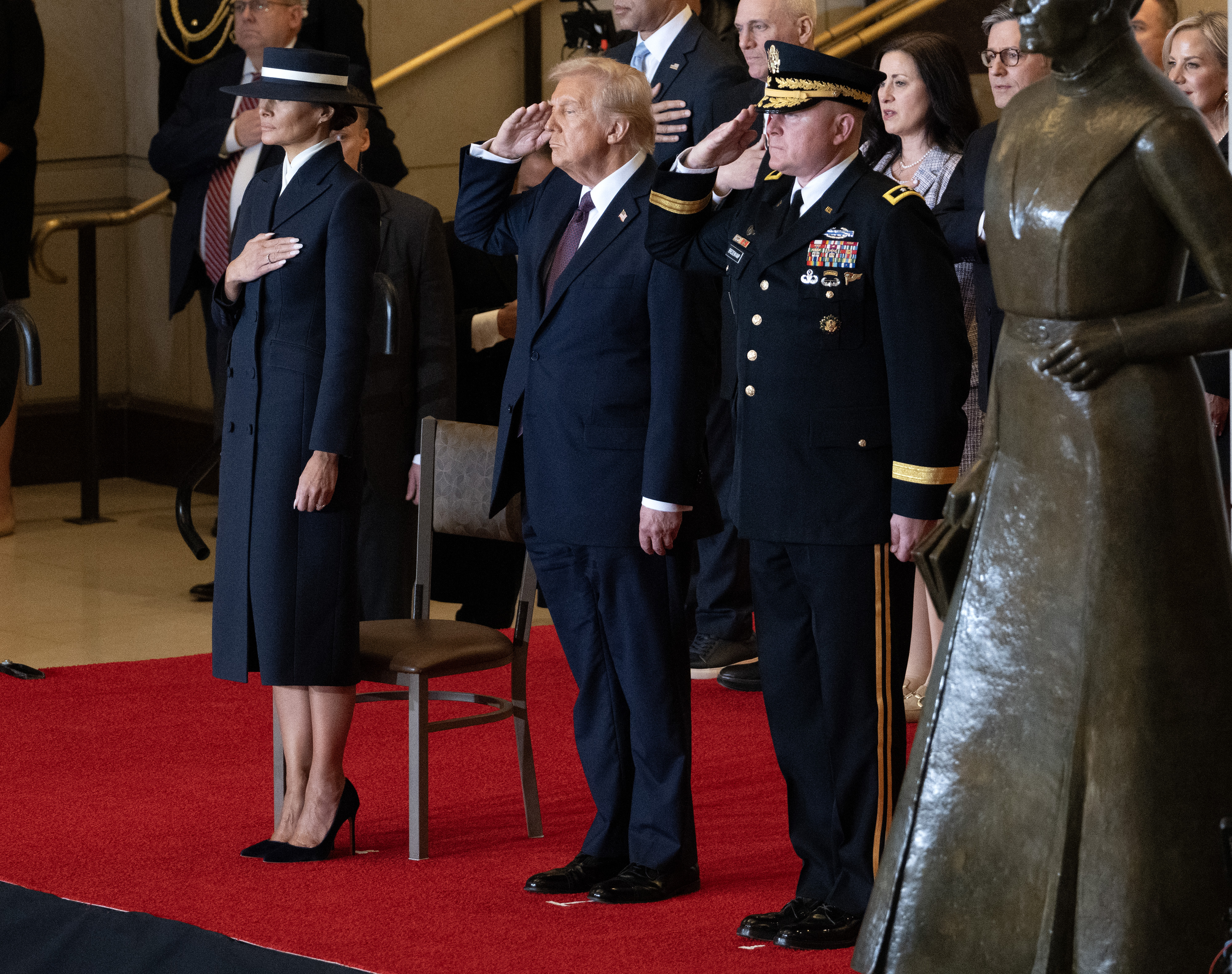 Melania Trump con la mano en el pecho y Donald Trump saludando durante la Ceremonia de revista a las tropas. | Fuente: Getty Images