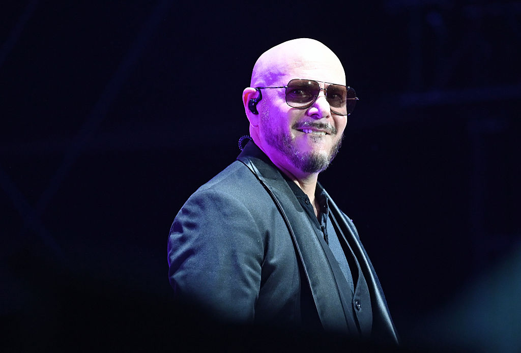 El cantante Pitbull, en el escenario durante el festival Lollapalooza, el 18 de julio de 2026, en Berlín. | Fuente: Getty Images