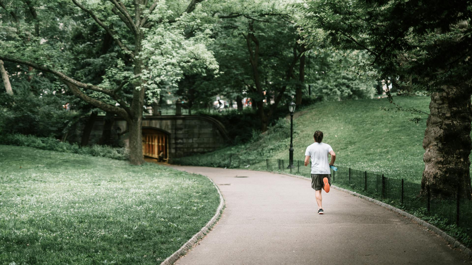 Un hombre haciendo footing en la carretera | Fuente: Pexels