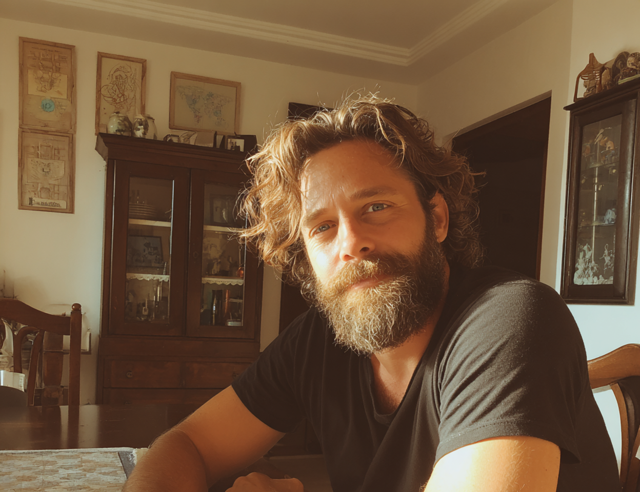 Un uomo divertito seduto a un tavolo da pranzo | Fonte: Midjourney