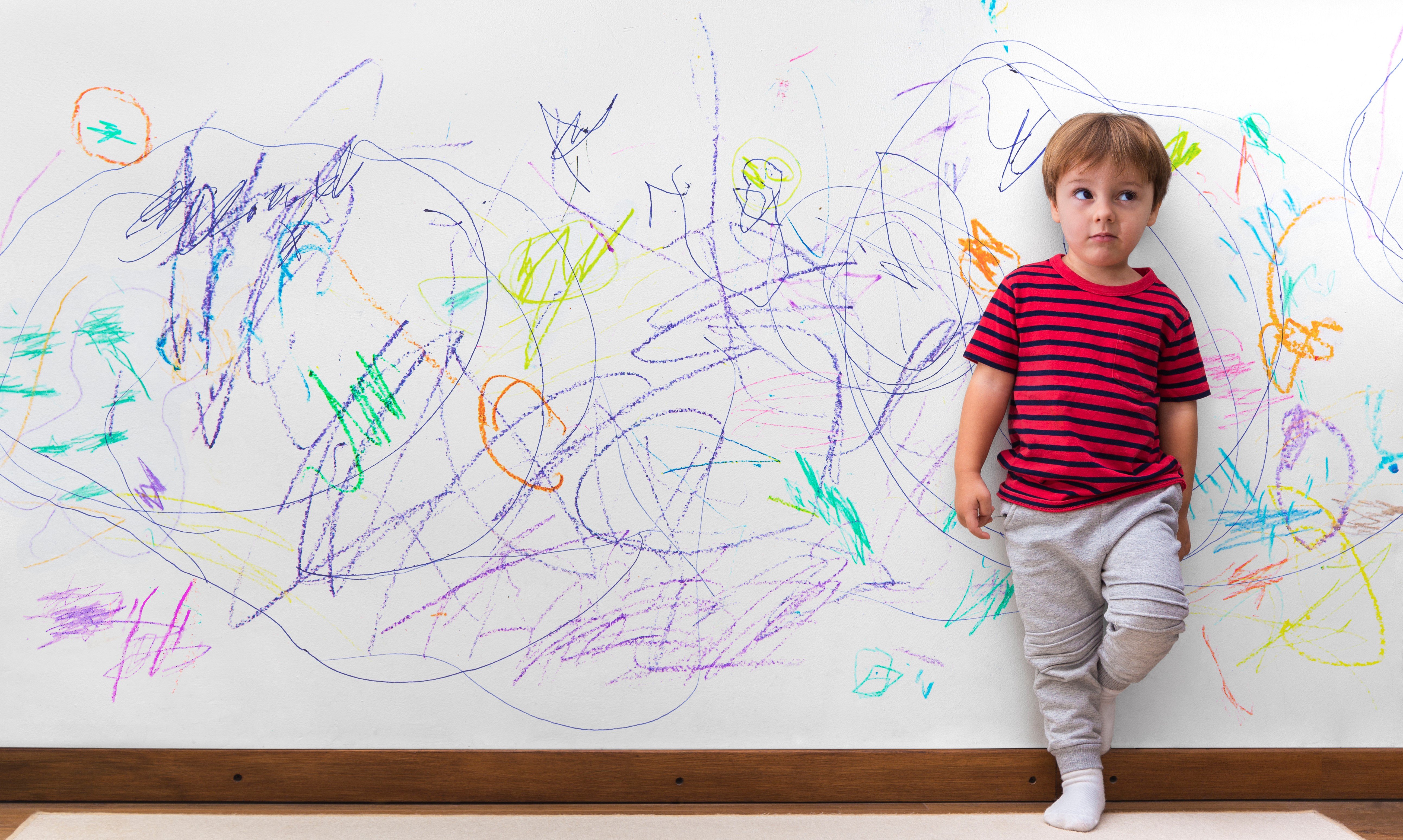 Niño junto a pared rayada. | Foto: Shutterstock