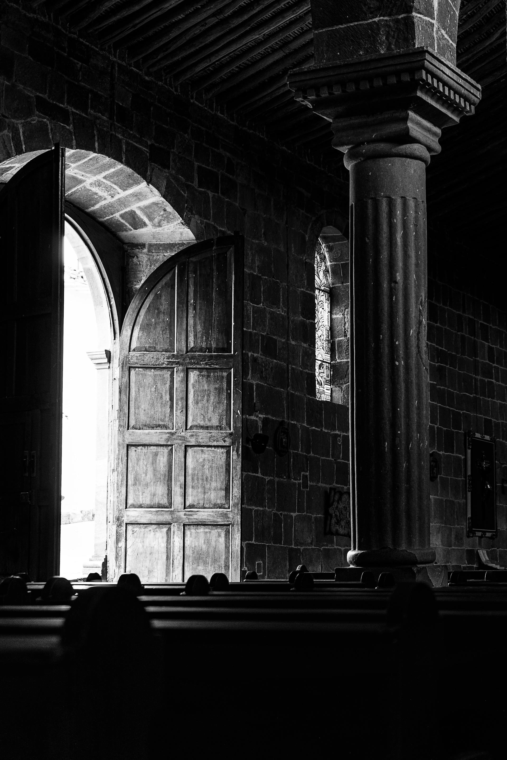 Puertas de iglesia abiertas | Fuente: Pexels