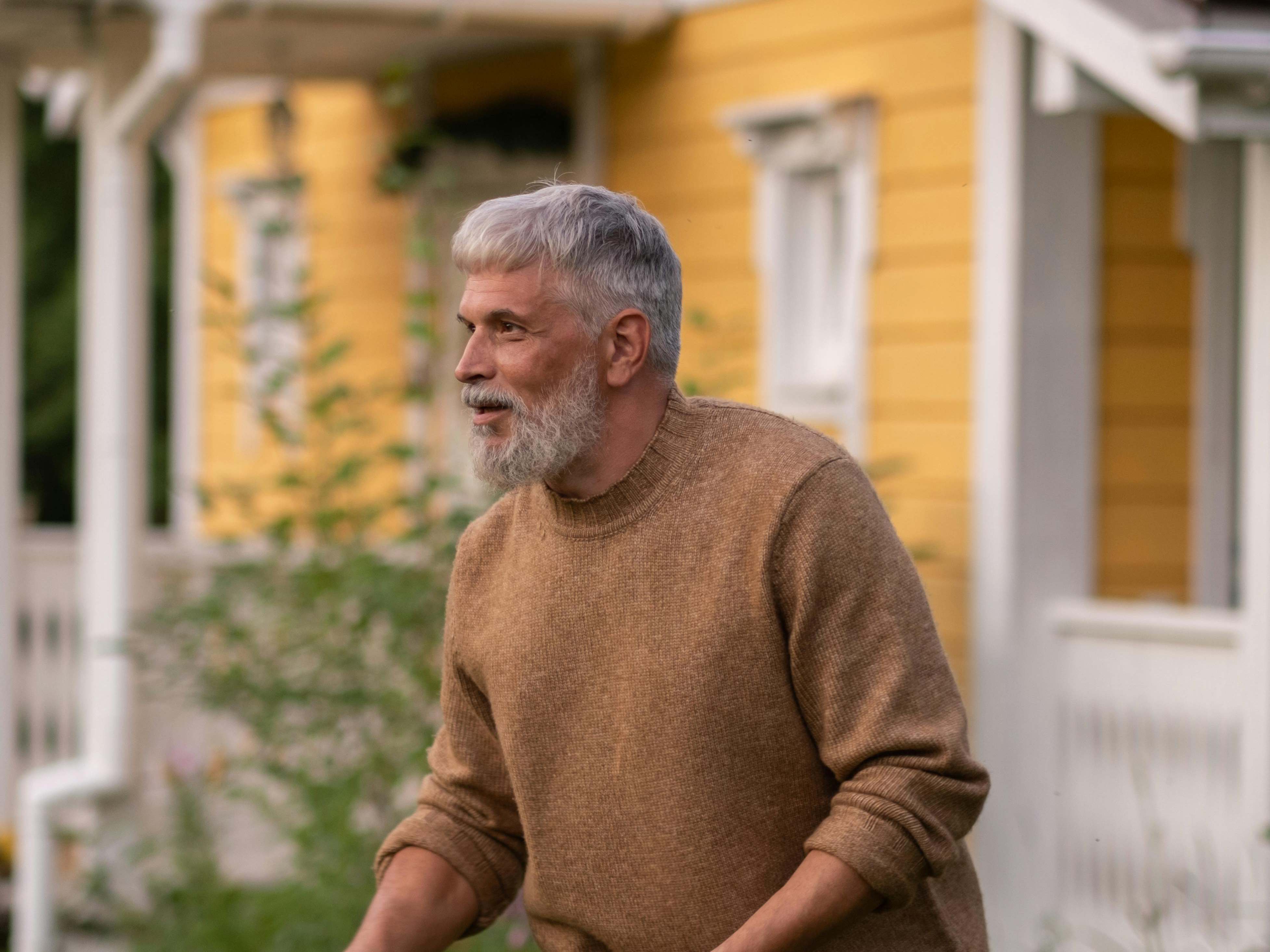 Un hombre mirando hacia un patio trasero | Fuente: Pexels