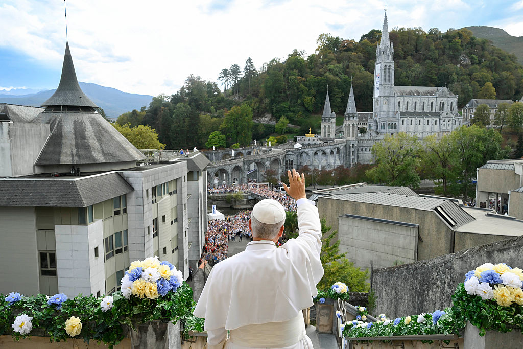 El papa León XIV saluda a la multitud mientras se reúne con monjas contemplativas durante una visita privada, en el tercer día de su viaje apostólico a Francia, el 27 de septiembre de 2026 en Lourdes, Francia. | Fuente: Getty Images