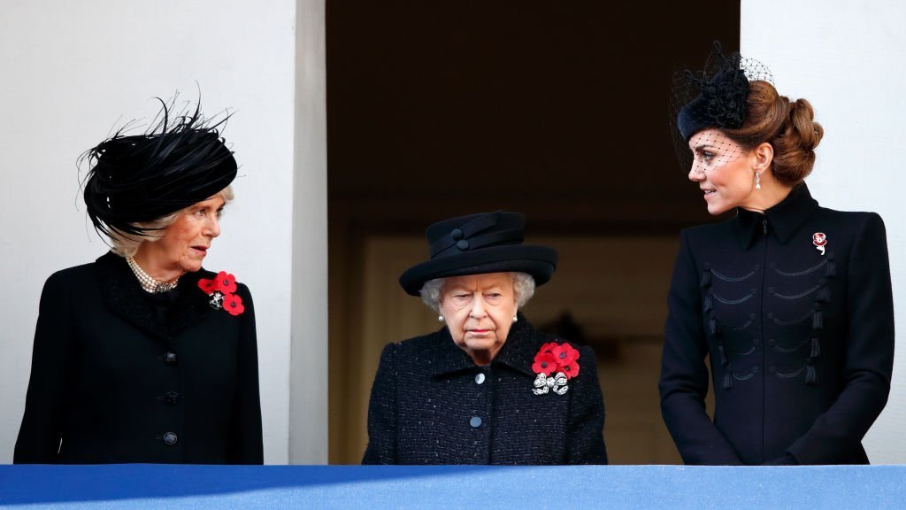 La Reina junto a Kate y Camila. │Foto: Getty Images