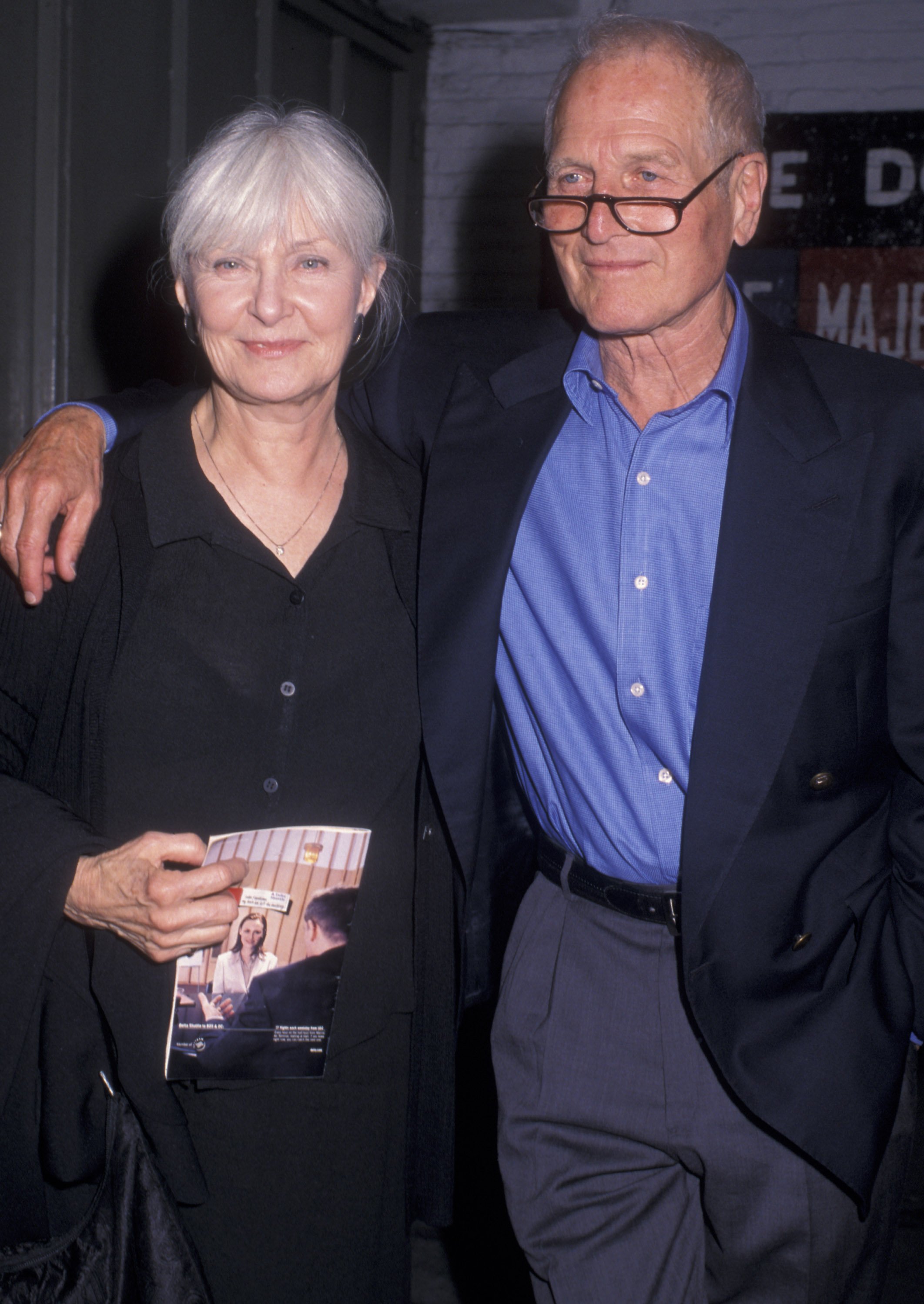 Joanne Woodward y Paul Newman asisten a la representación de "Stones In His Pockets" el 4 de septiembre de 2001 | Fuente: Getty Images