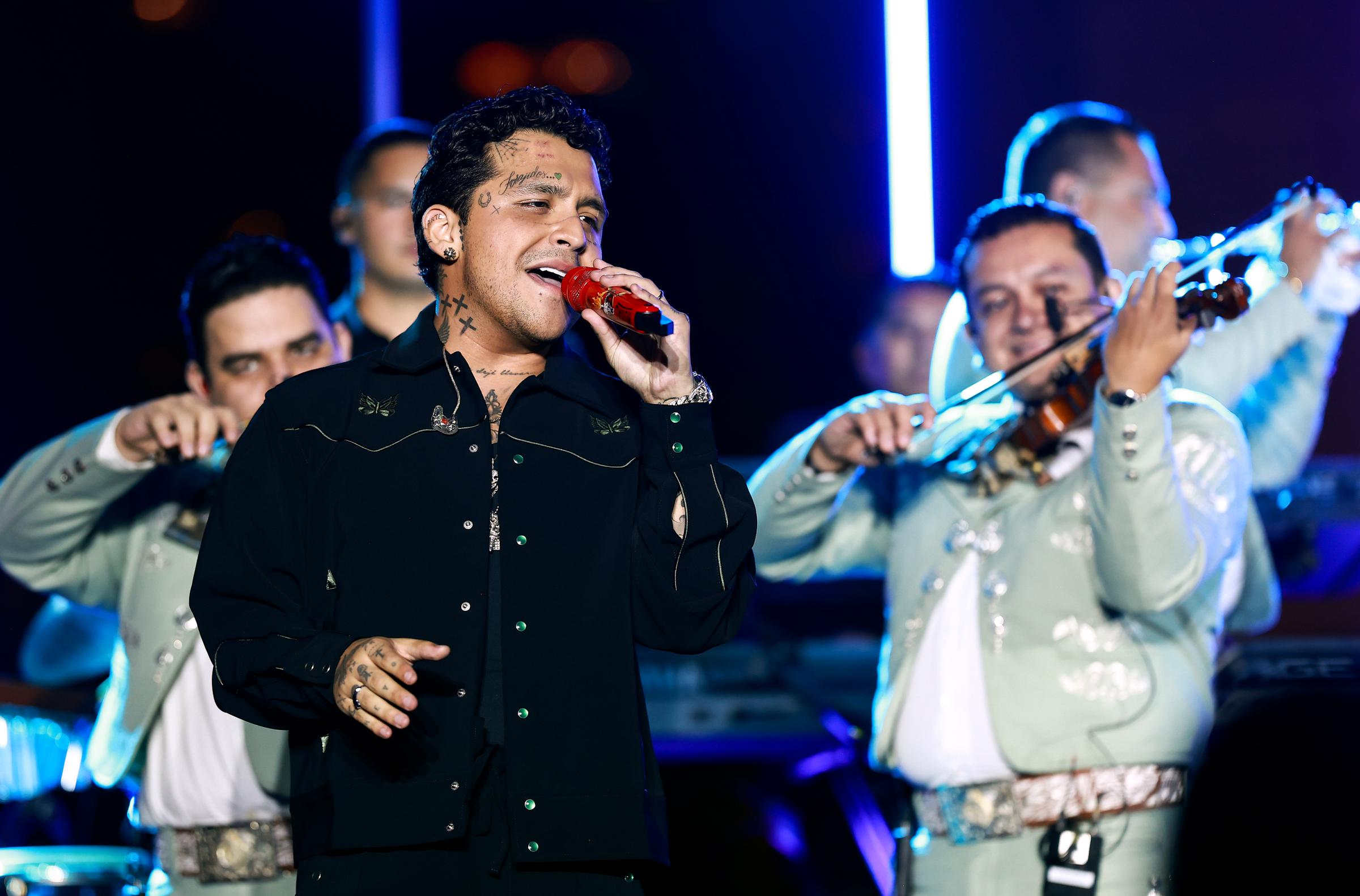 Christian Nodal actúa en el escenario durante las Latin GRAMMY Acoustic Sessions con Christian Nodal en el GRAMMY Museum L.A. Live el 16 de octubre de 2024 en Los Ángeles, California. | Fuente: Getty Images