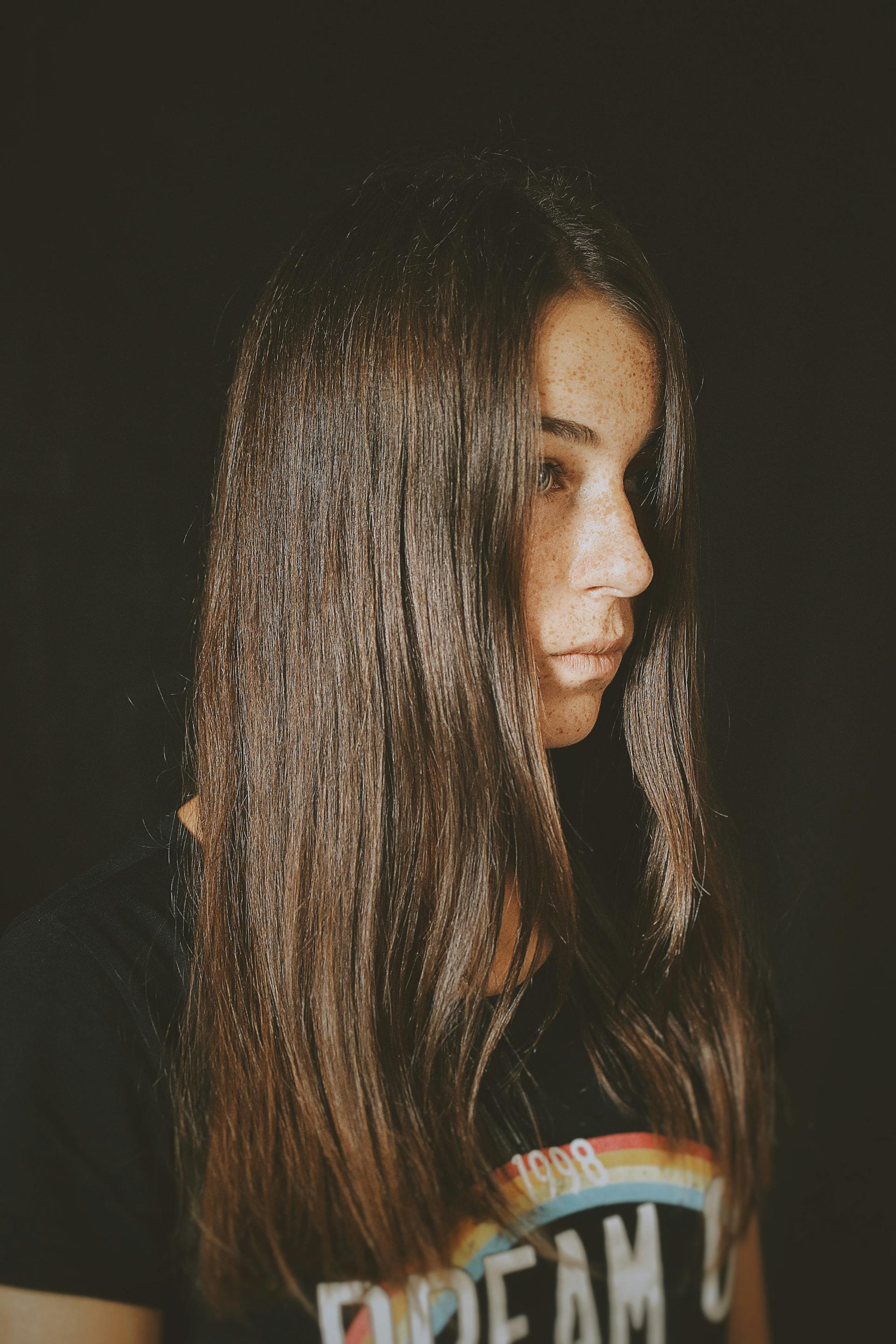 Una mujer mirando fijamente a alguien | Fuente: Pexels