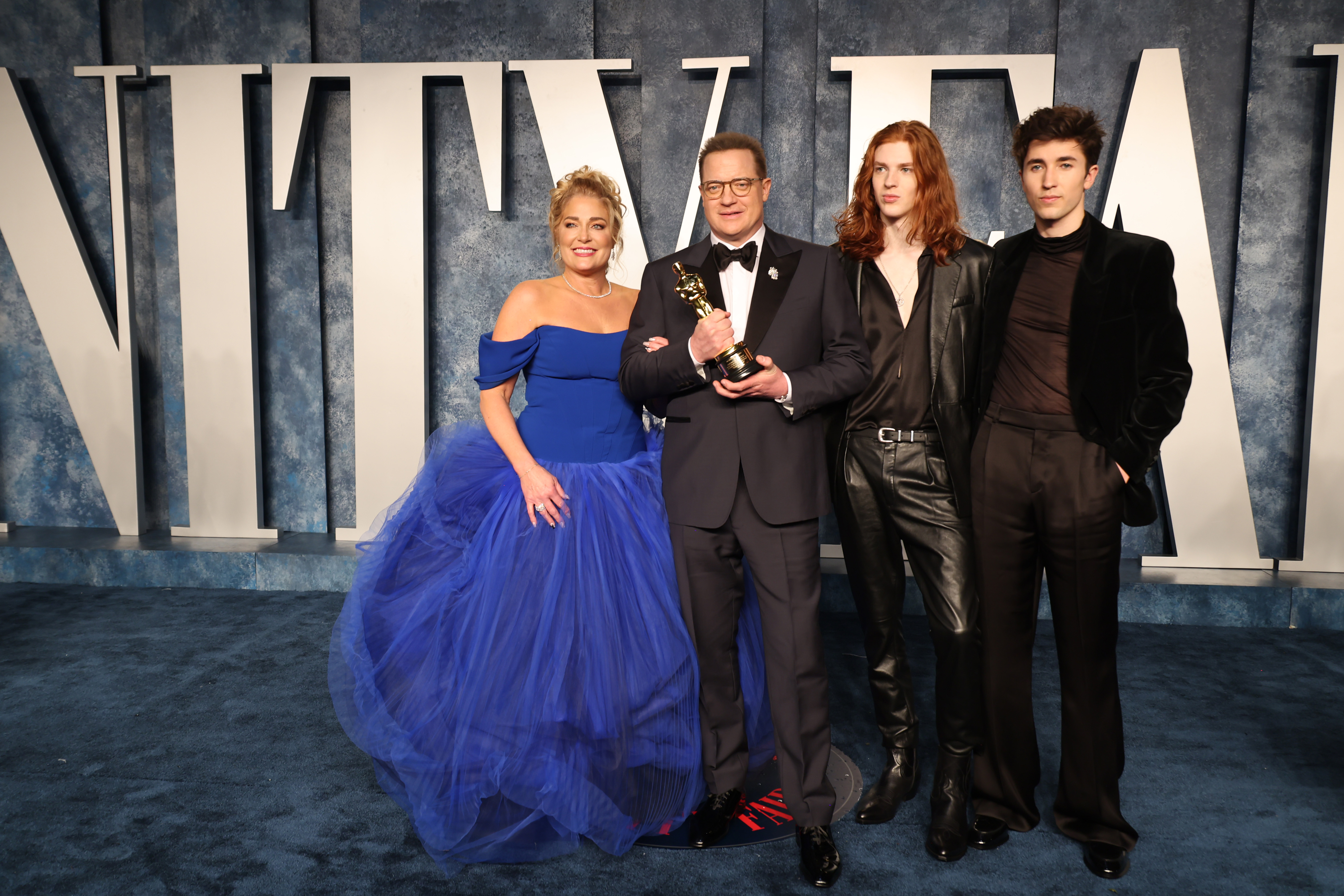 Fraser posó junto a Jeanne Moore y sus hijos Holden y Leland en la fiesta de los Óscar de Vanity Fair de 2023, celebrando su victoria rodeado de su familia. | Fuente: Getty Images