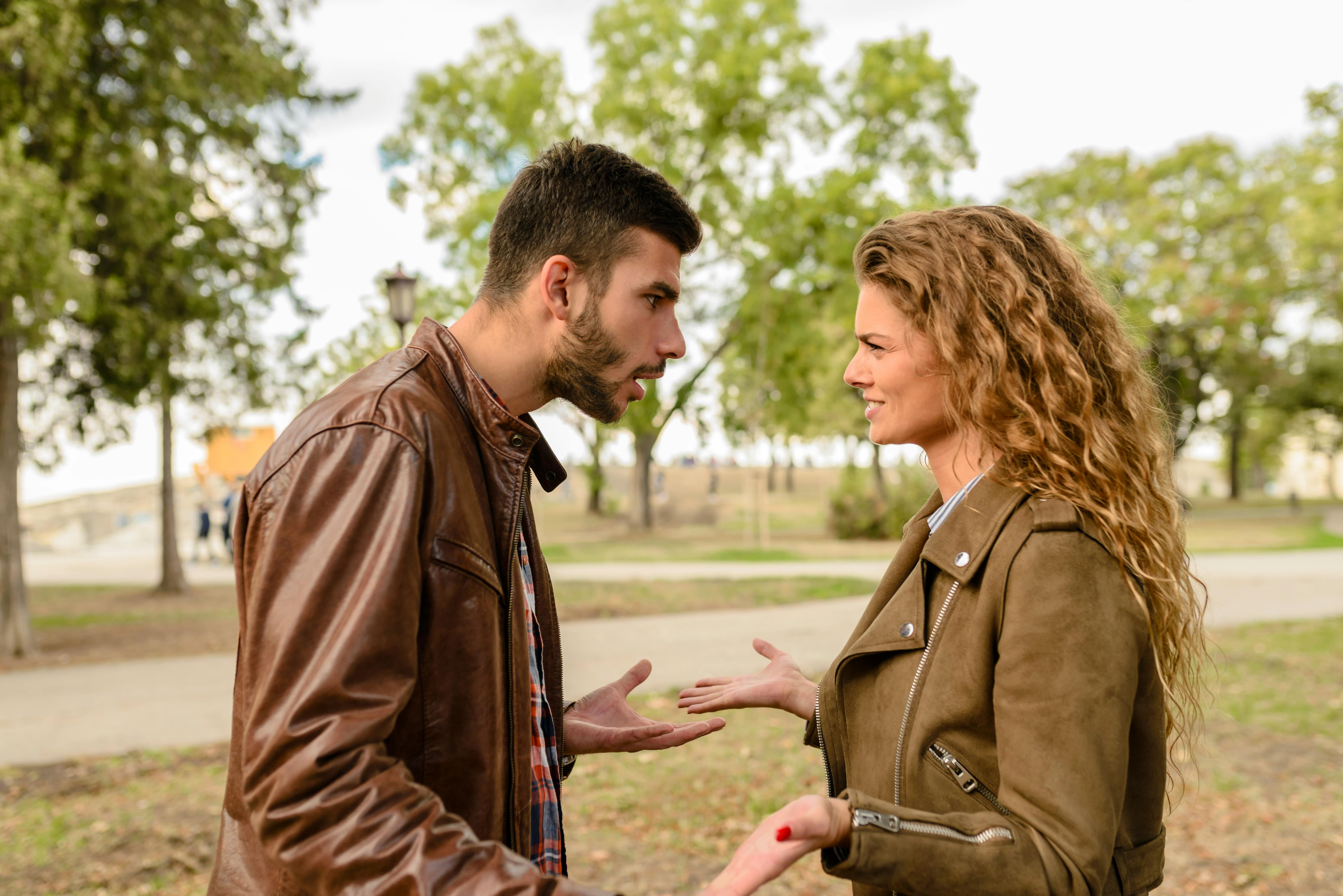 Una pareja discutiendo en el exterior | Foto: Pexels