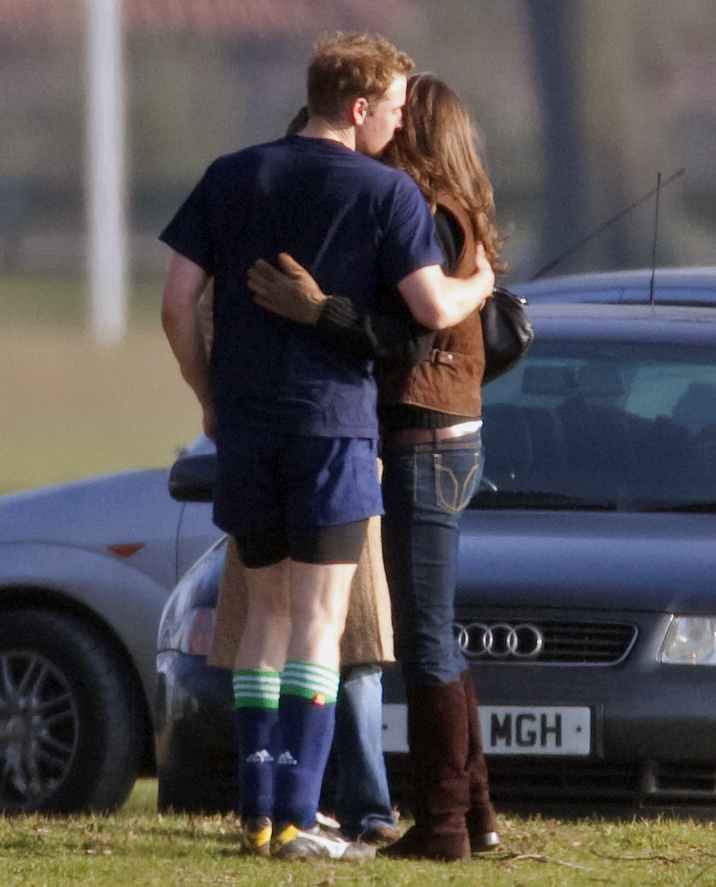 El príncipe William y Kate Middleton fotografiados el 18 de marzo de 2006 en Eton, Inglaterra. | Fuente: Getty Images