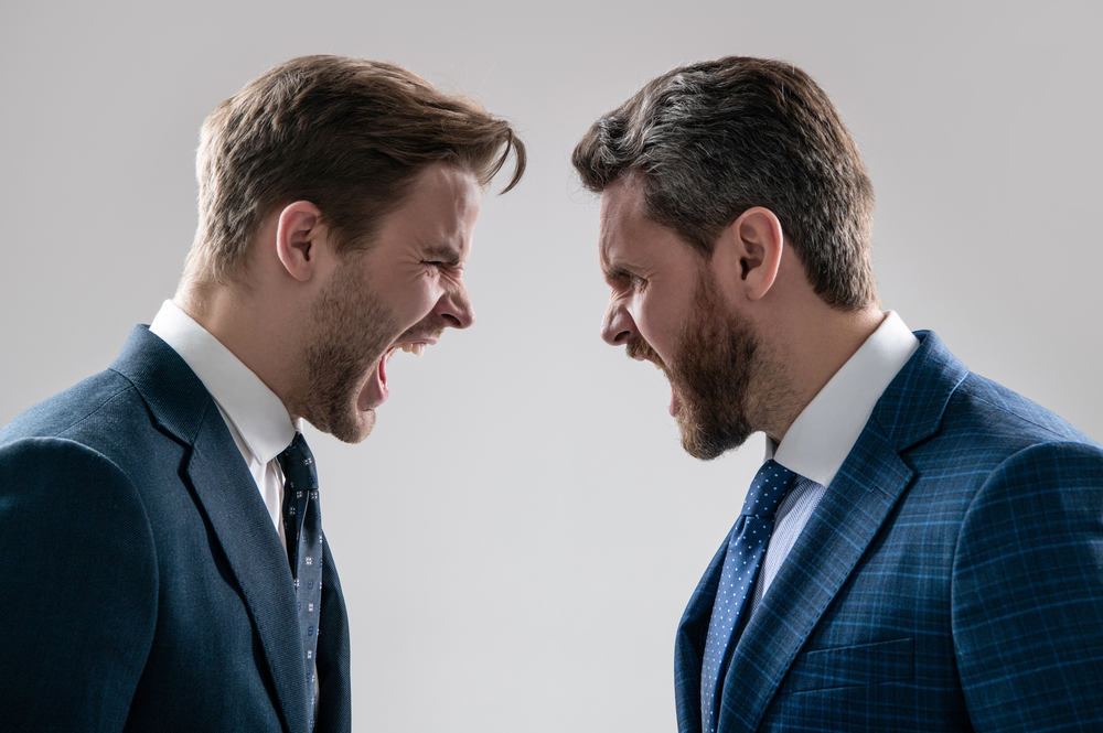 2 hombres enfadados | Shutterstock