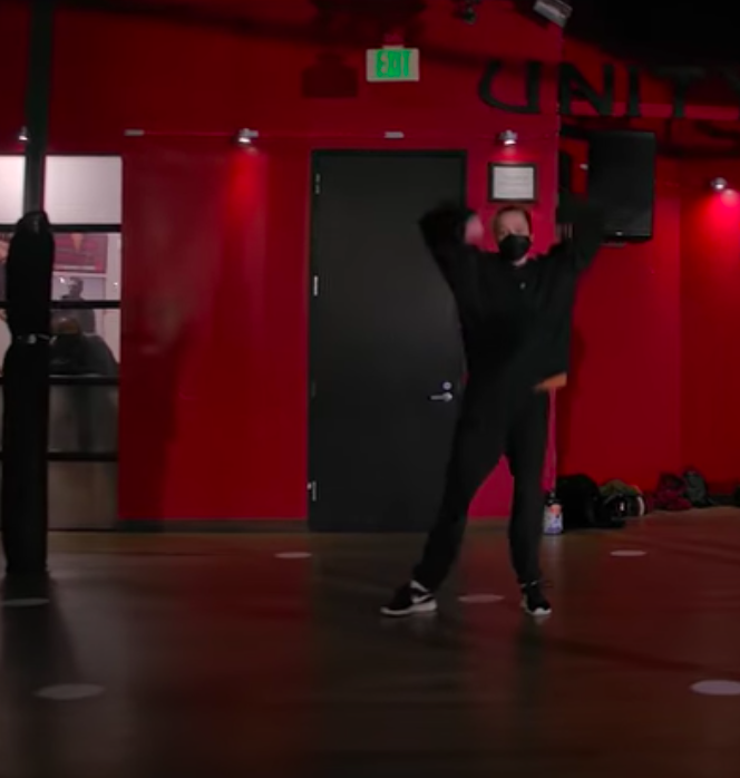 Una captura de pantalla de Shiloh bailando en un estudio de danza en Los Ángeles publicada el 15 de abril de 2022 | Foto: YouTube.com/Millennium Complex Dance Los Angeles