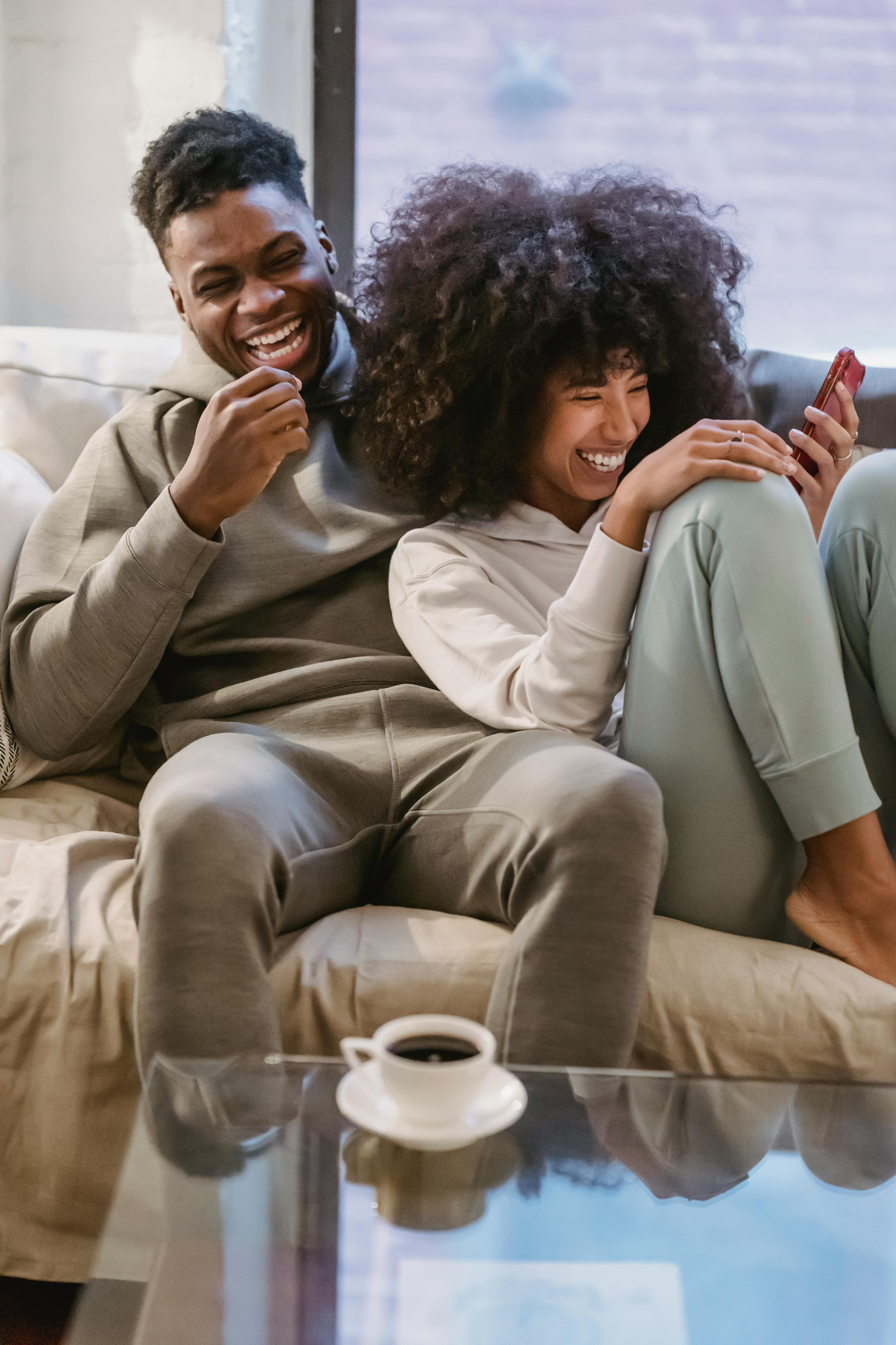 Una feliz pareja negra en casa | Fuente: Pexels