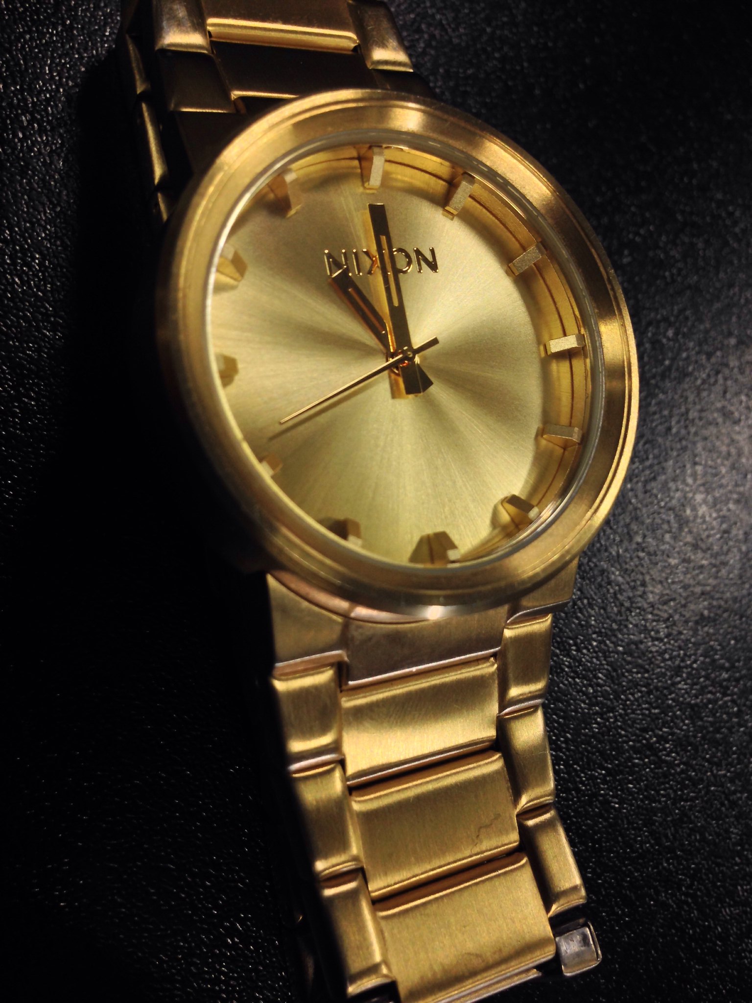 Primer plano de un reloj de oro | Fuente: Flickr