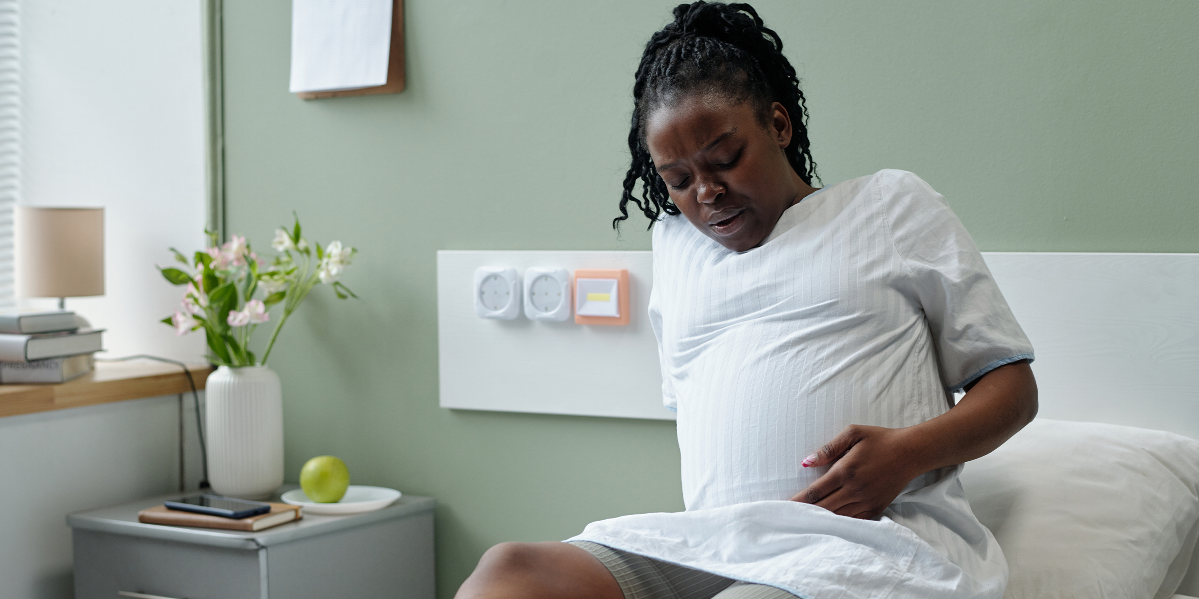 Una mujer embarazada sujetándose el vientre | Fuente: Shutterstock