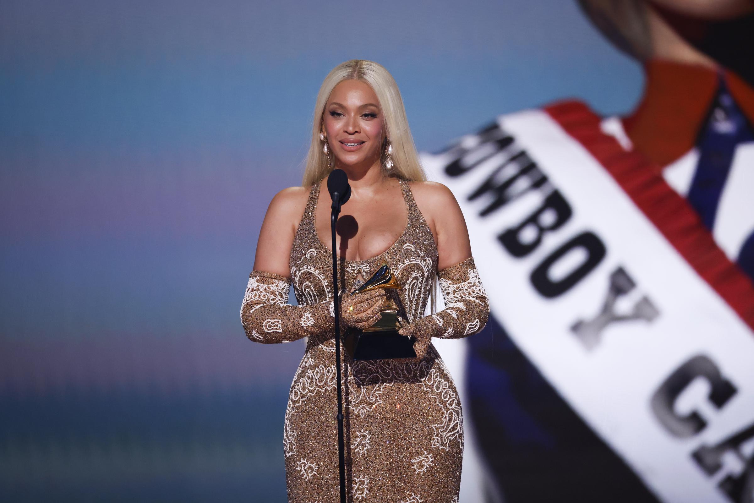 Beyoncé da su discurso de aceptación tras ganar el premio al Mejor Álbum Country por "Cowboy Carter" en el escenario durante la 67 edición de los Premios Grammy en Los Ángeles, California | Fuente: Getty Images