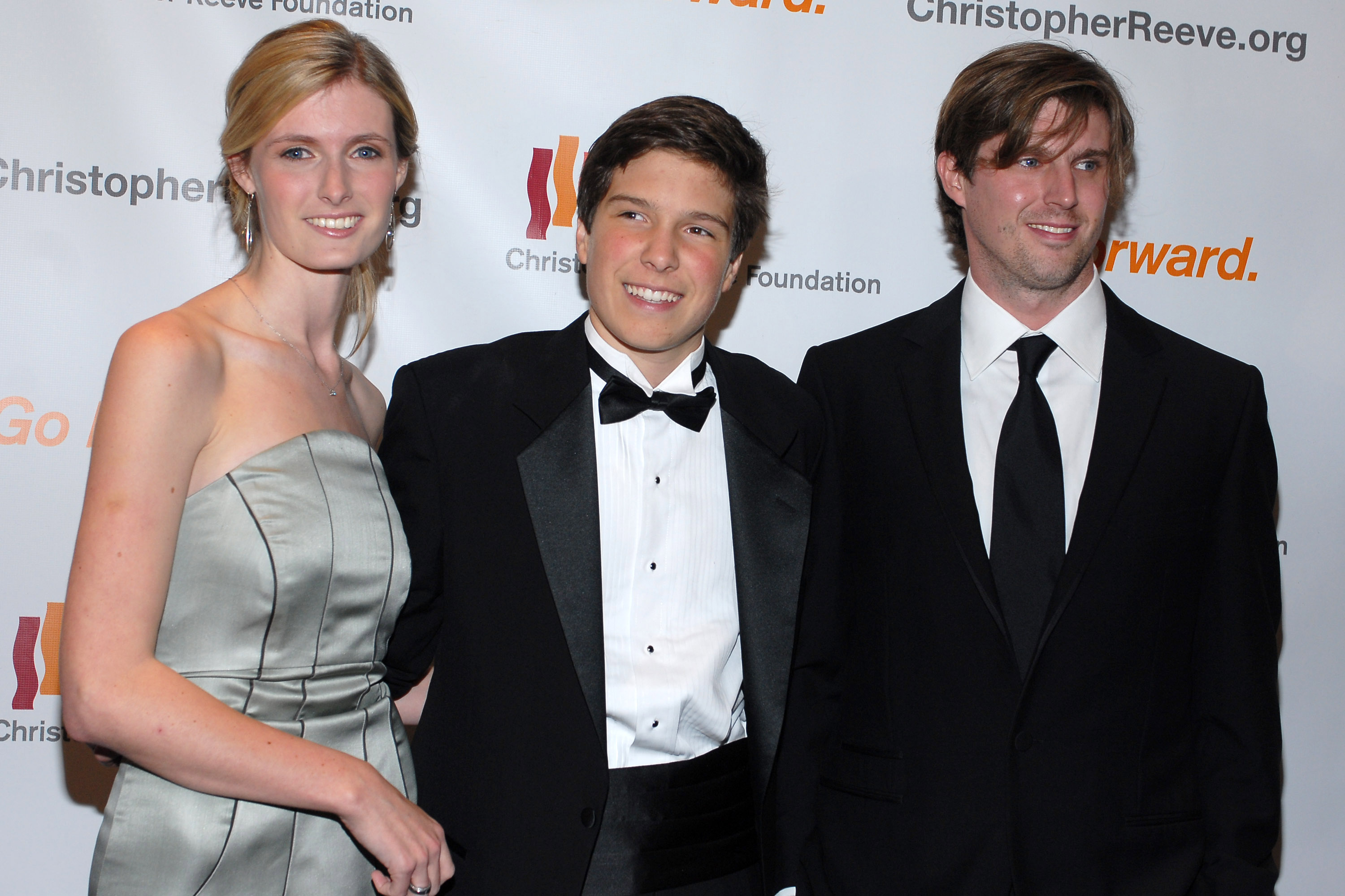 Alexandra, Will y Matthew Reeve durante el evento "A Magical Evening" de la Fundación Christopher Reeve para celebrar la fuerza y el valor de Christopher y Dana Reeve el 6 de noviembre de 2006, en Nueva York | Fuente: Getty Images