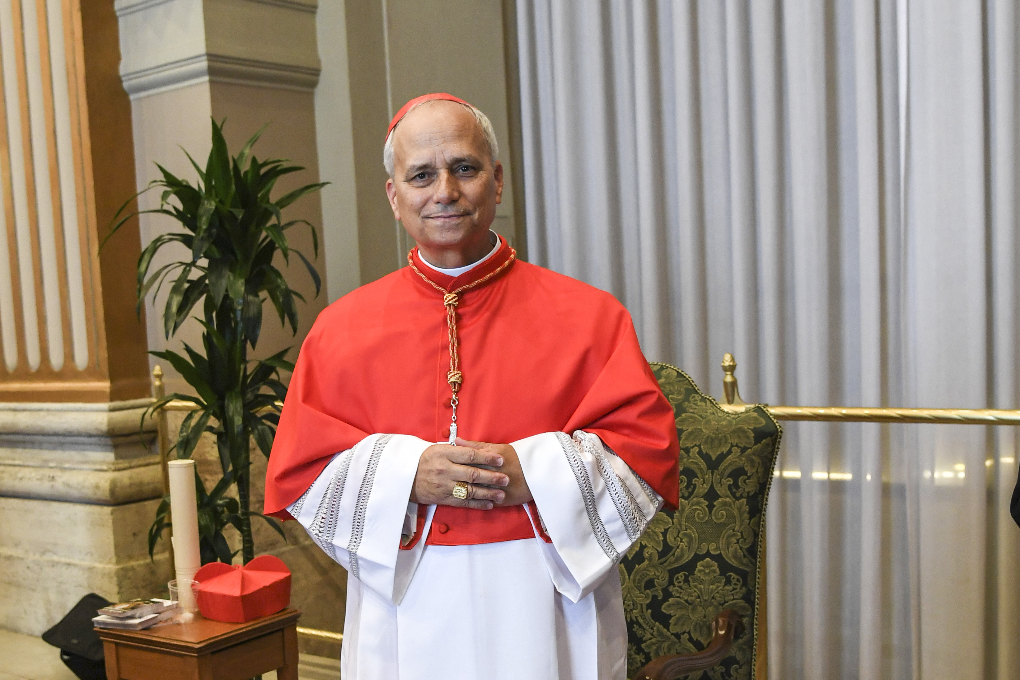 El papa León posando para las fotos cuando fue nombrado cardenal en la Ciudad del Vaticano el 30 de septiembre de 2023. | Fuente: Getty Images