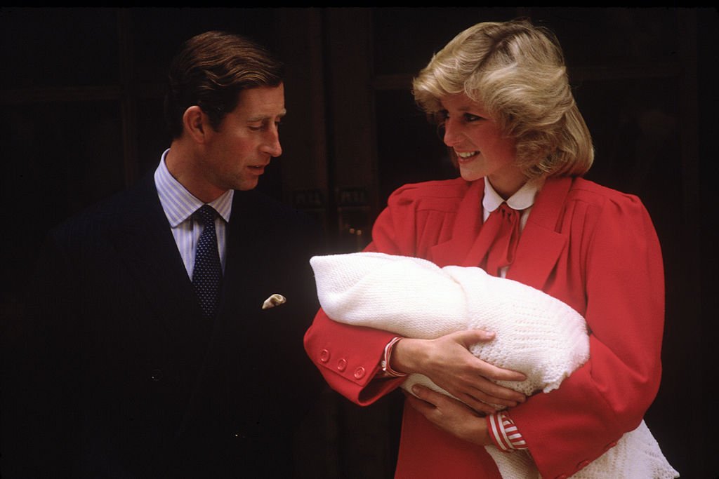La Princesa Diana y el Príncipe Charles con el recién nacido Príncipe Harry saliendo de St. Mary's Hospital. | Imagen tomada de: Getty Images