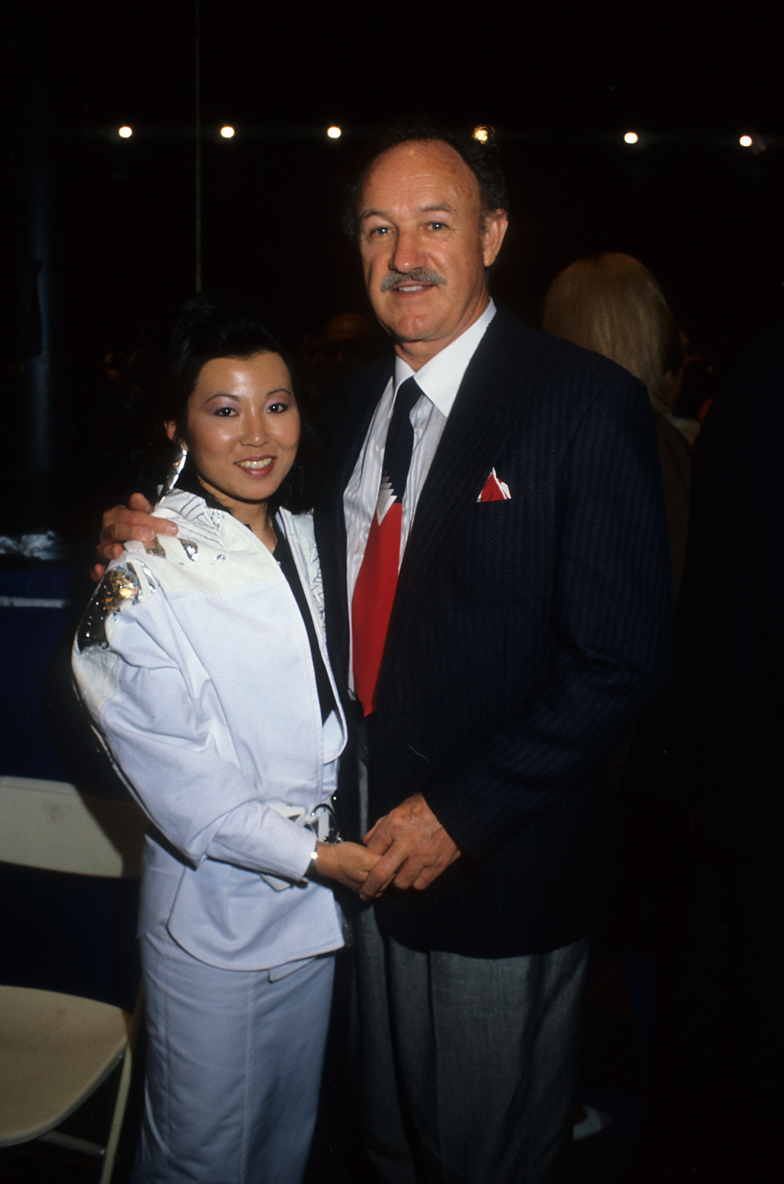 El actor Gene Hackman y su esposa Betsy Arakawa posan para una foto en 1986 en Los Ángeles, California | Fuente: Getty Images