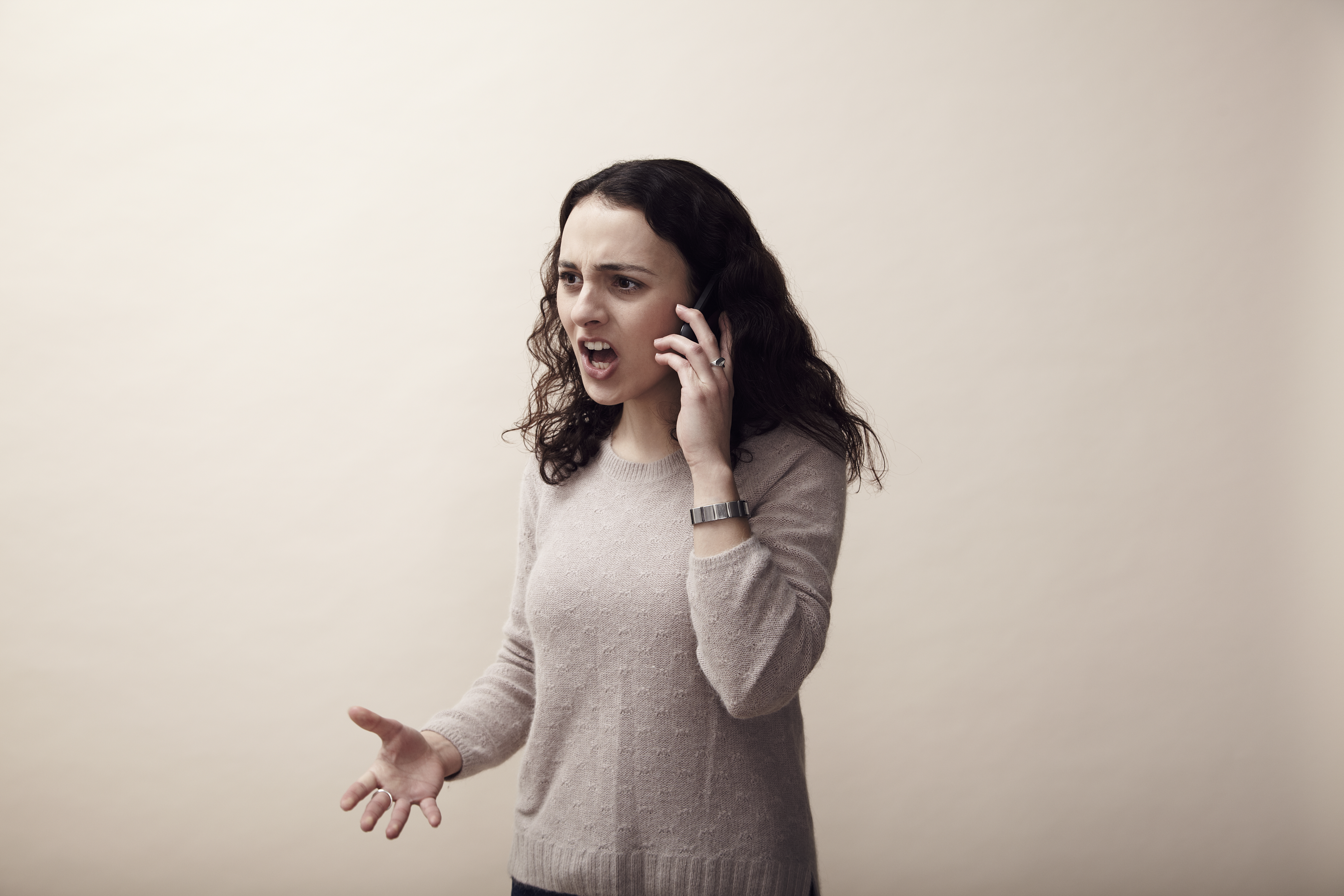 Mujer enfadada en una llamada telefónica | Foto: Getty Images